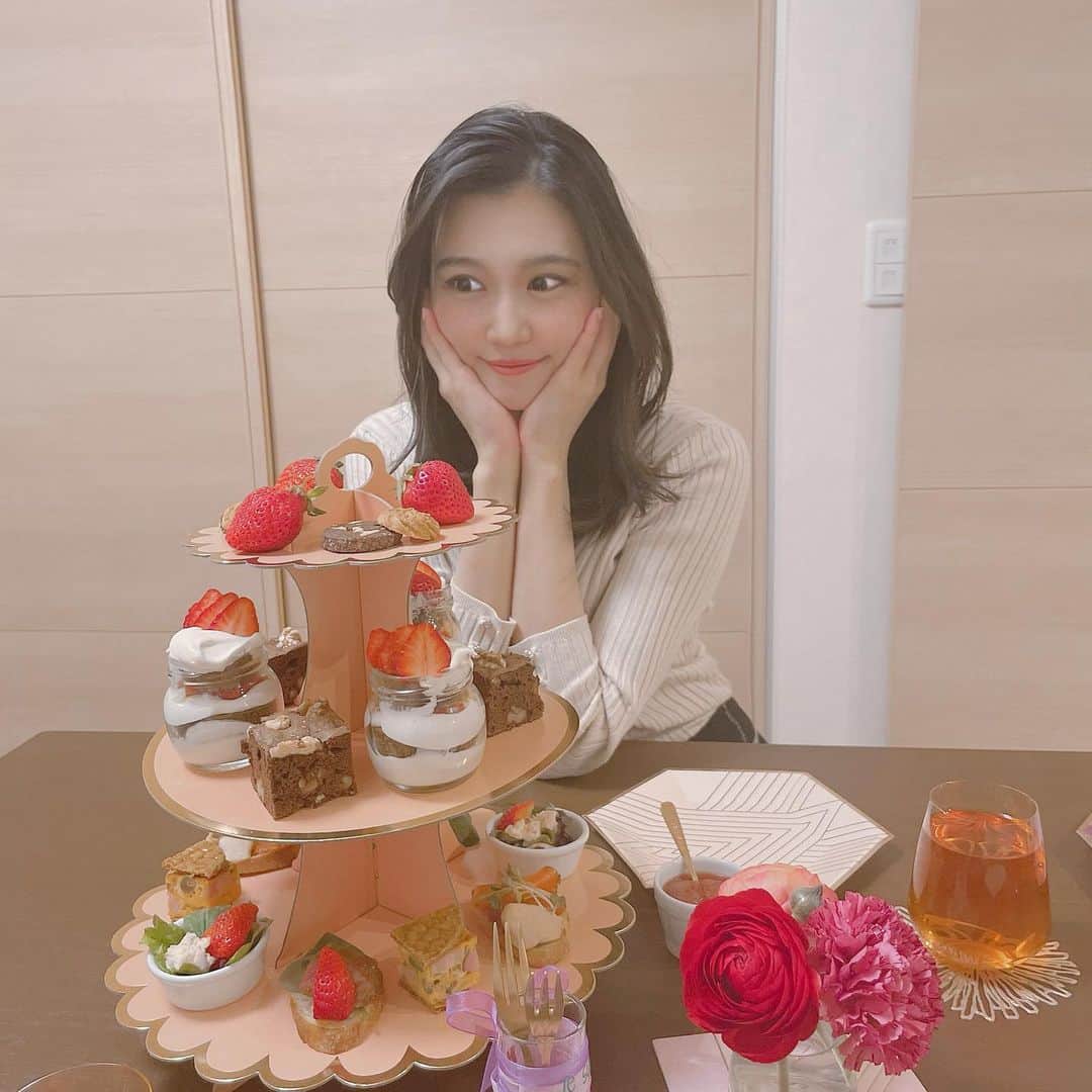 太田理恵のインスタグラム：「全部1から作るの大変だったけど、可愛くできた💓 自作のアフターヌーンティー🫖 #アフターヌーンティー #手作りお菓子」