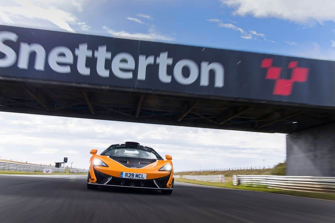 McLaren Automotiveのインスタグラム：「Seamless transition from race to road – and vice versa, the McLaren 620R retains the DNA of a fully homologated track car yet is free from the restrictions that race regulations apply.」