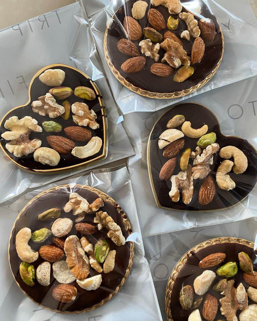 のインスタグラム：「2年ぶりにバレンタインのチョコ🍫 作った✨🥰 男子限定❤️に今日からお届け🌈💋 #バレンタイン #手作りチョコ #happyvalentine」
