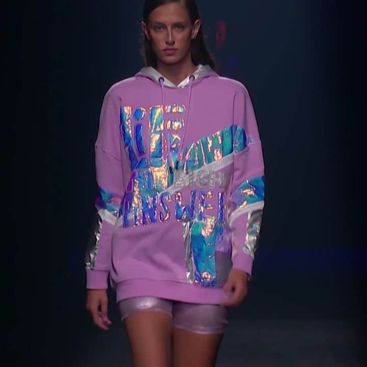 のインスタグラム：「Show your true colors🔥 #WakeUpWorld SS21 #CUSTOBarcelona」