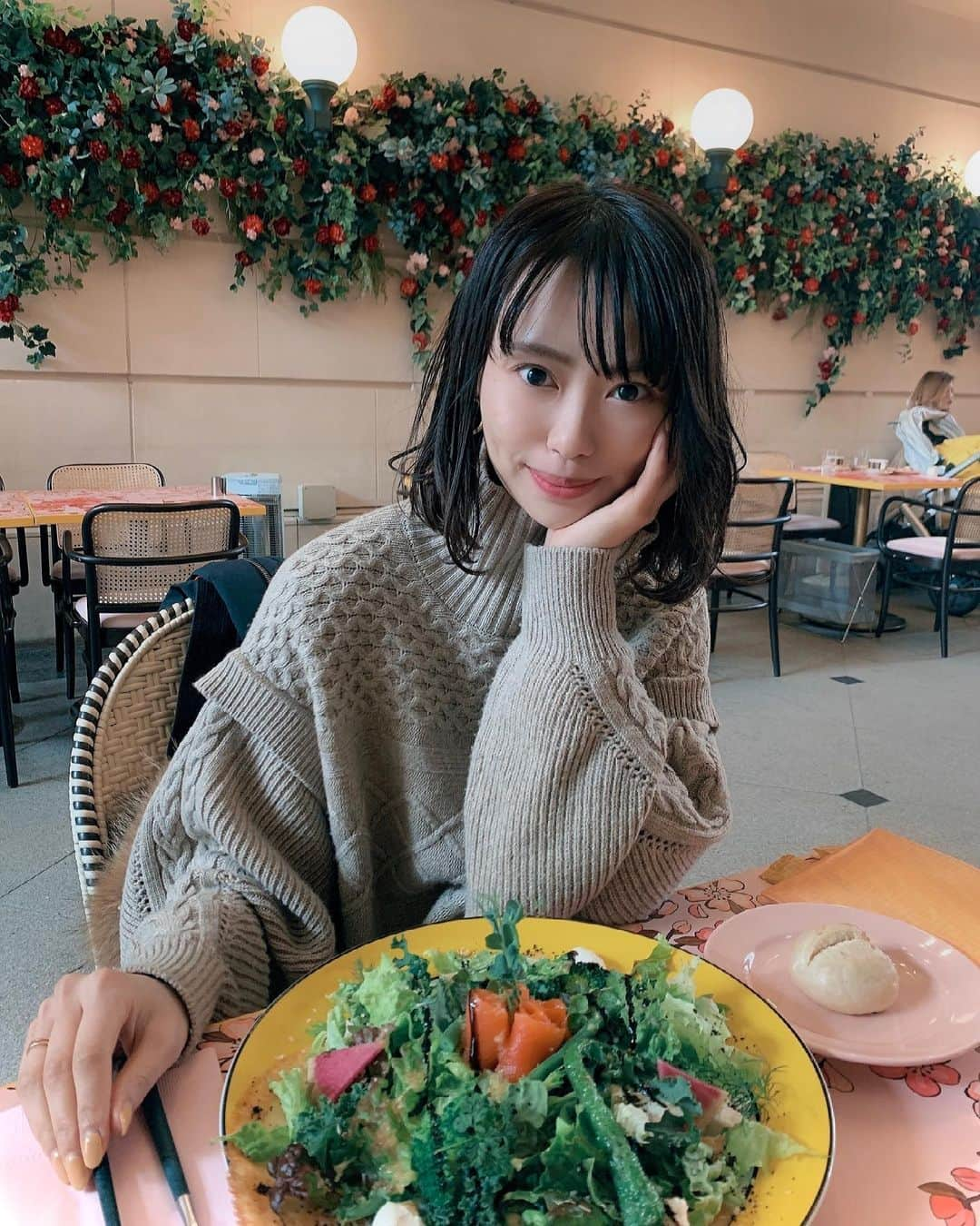 端田三奈未さんのインスタグラム写真 - (端田三奈未Instagram)「お腹いっぱい幸せいっぱいサラダ🥗🤞﻿ めちゃめちゃ美味しかった~🥦﻿  ﻿ 誰かと話すって最高の息抜きになるね!﻿ありがとう瞳❤︎ ﻿ 減量終わったら甘い物食べよね🍩 ﻿ ﻿ ﻿ ﻿ ﻿ ﻿  ﻿ ﻿ #フェンディカフェ #フェンディ #アニヴェルセル表参道 #アニヴェルセルカフェ #幸せの見つけ方 #幸せな休日の過ごし方 #表参道ごはん  ﻿」2月12日 22時15分 - scr_mi