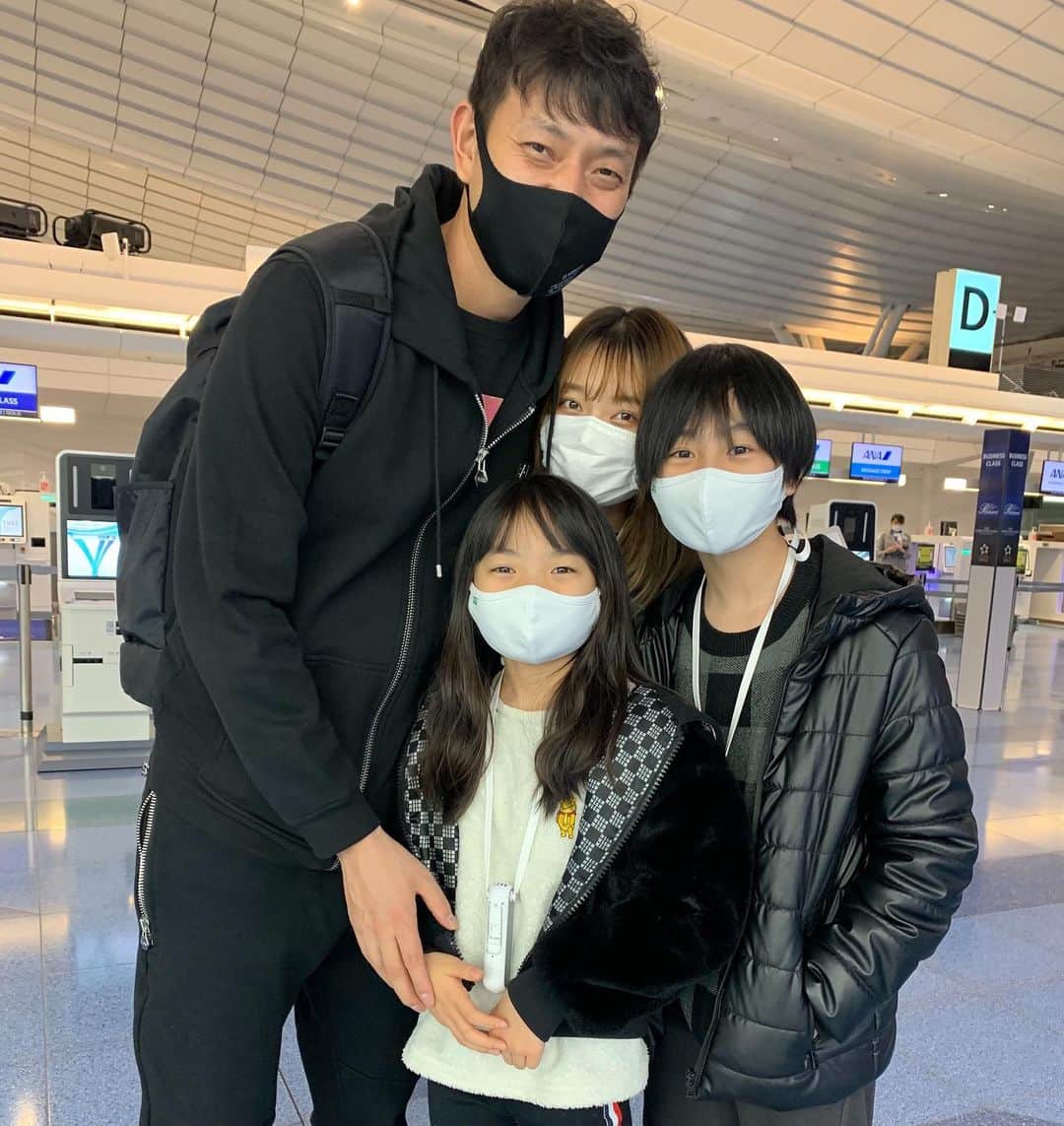 岩隈久志のインスタグラム：「アリゾナキャンプはまずは僕だけで行きます^_^ 家族に見送りに来てもらいました✨ いってきます🇺🇸  #gotospringtraining」