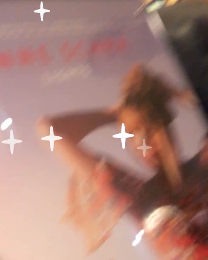 ヤナ・スクラのインスタグラム：「DANK!!!!!!!!!!  💛✨LIGHTS = GOLD!!!✨💛 Zo veel dank aan @laurensradstake @ikbenjelte @svenhappel @bramjozefvandenberg @studiosilvester , Jeroen Blokker @jezashurst @henkb3 @l_a_b_m_u_s_i_c @spotifynl @concertorecordstore en samantha_vdwerff」