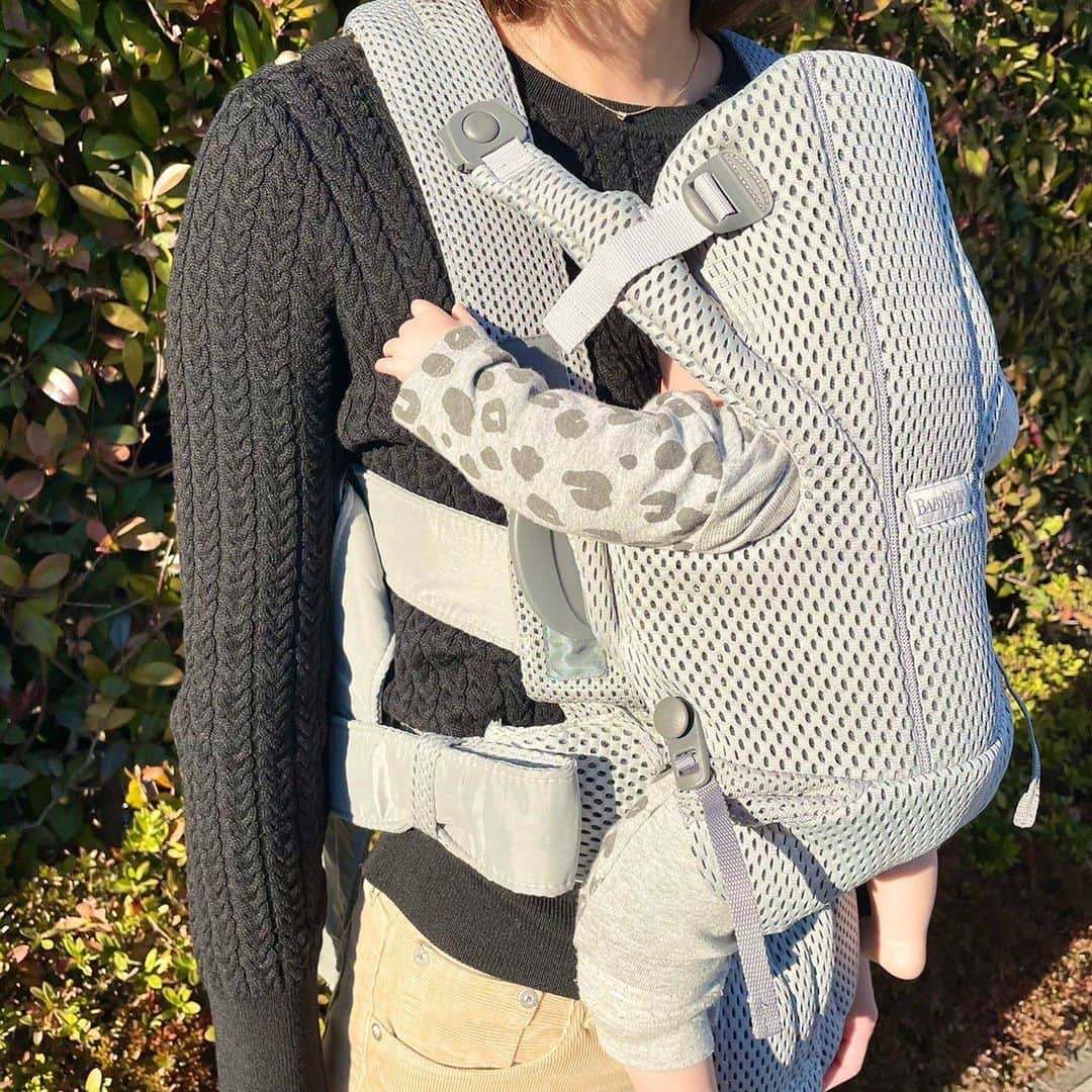 blossom39_officialさんのインスタグラム写真 - (blossom39_officialInstagram)「. ベビービョルンの『MOVE』は、生後0ヶ月（3.2kg）から抱っこする機会が多い15ヶ月まで使用できるベビーキャリアです。  簡単に装着ができて、クッション性の高い快適ショルダーパッドが肩への負担を軽減。 バックサポートが肩だけでなく腰でも支えてくれるので、肩への負担を軽減しママも赤ちゃんも安心です。  ベルトと本体が別々になっている「セパレート構造」は、眠った赤ちゃんを起こすことなくベッドに降ろすことができるので、大切な眠りを妨げません。  人気のフルメッシュ素材で、対面抱っこと前向き抱っこを楽しめます♪  #blossom39 #ブロッサム39 #babybjörn #babybjorn #babybjorncarrier #babybjornmove  #ベビービョルン #ベビービョルン抱っこ紐 #ベビービョルンmove #抱っこひも #ベビーキャリア #ベビーキャリアmove #出産準備  #子育て #赤ちゃんのいる生活  #令和3年ベビー」2月12日 22時18分 - blossom39_official