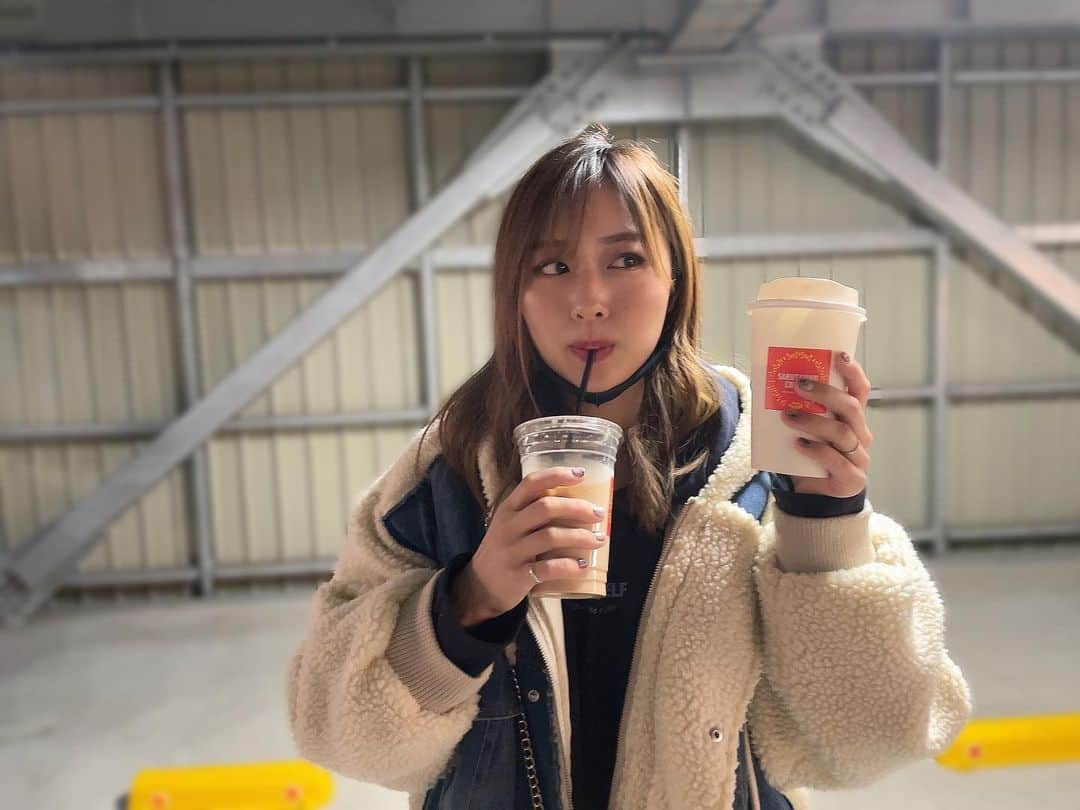 yurikaのインスタグラム：「💙navy💙 * 昨日の動画のコーデ💙 ネイビーのパーカーに合わせてコーディネートしてみたよ🙋‍♀️ 大人っぽくもクールな感じも着れてとってもお気に入り😚！ * * やっぱカフェラテはグランデサイズよね🤤🥤👘❤️(無駄に大きいサイズが好き) * * 5枚目はバランス崩してよろよろしてる瞬間😂笑 * * #yurikamul #lovemyself #itsgonnabealright  #coodinate #fashion #makeup #coffee #sarutahikocoffee #ネイビーコーデ #コーディネート #ファッション #青みメイク #カフェラテ」