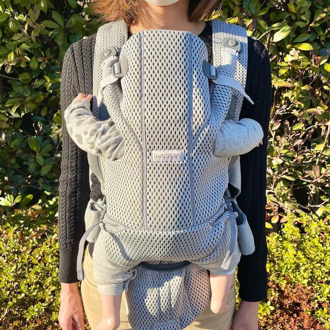 blossom39_officialのインスタグラム：「. ベビービョルンの『MOVE』は、生後0ヶ月（3.2kg）から抱っこする機会が多い15ヶ月まで使用できるベビーキャリアです。  簡単に装着ができて、クッション性の高い快適ショルダーパッドが肩への負担を軽減。 バックサポートが肩だけでなく腰でも支えてくれるので、肩への負担を軽減しママも赤ちゃんも安心です。  ベルトと本体が別々になっている「セパレート構造」は、眠った赤ちゃんを起こすことなくベッドに降ろすことができるので、大切な眠りを妨げません。  人気のフルメッシュ素材で、対面抱っこと前向き抱っこを楽しめます♪  #blossom39 #ブロッサム39 #babybjörn #babybjorn #babybjorncarrier #babybjornmove  #ベビービョルン #ベビービョルン抱っこ紐 #ベビービョルンmove #抱っこひも #ベビーキャリア #ベビーキャリアmove #出産準備  #子育て #赤ちゃんのいる生活  #令和3年ベビー」