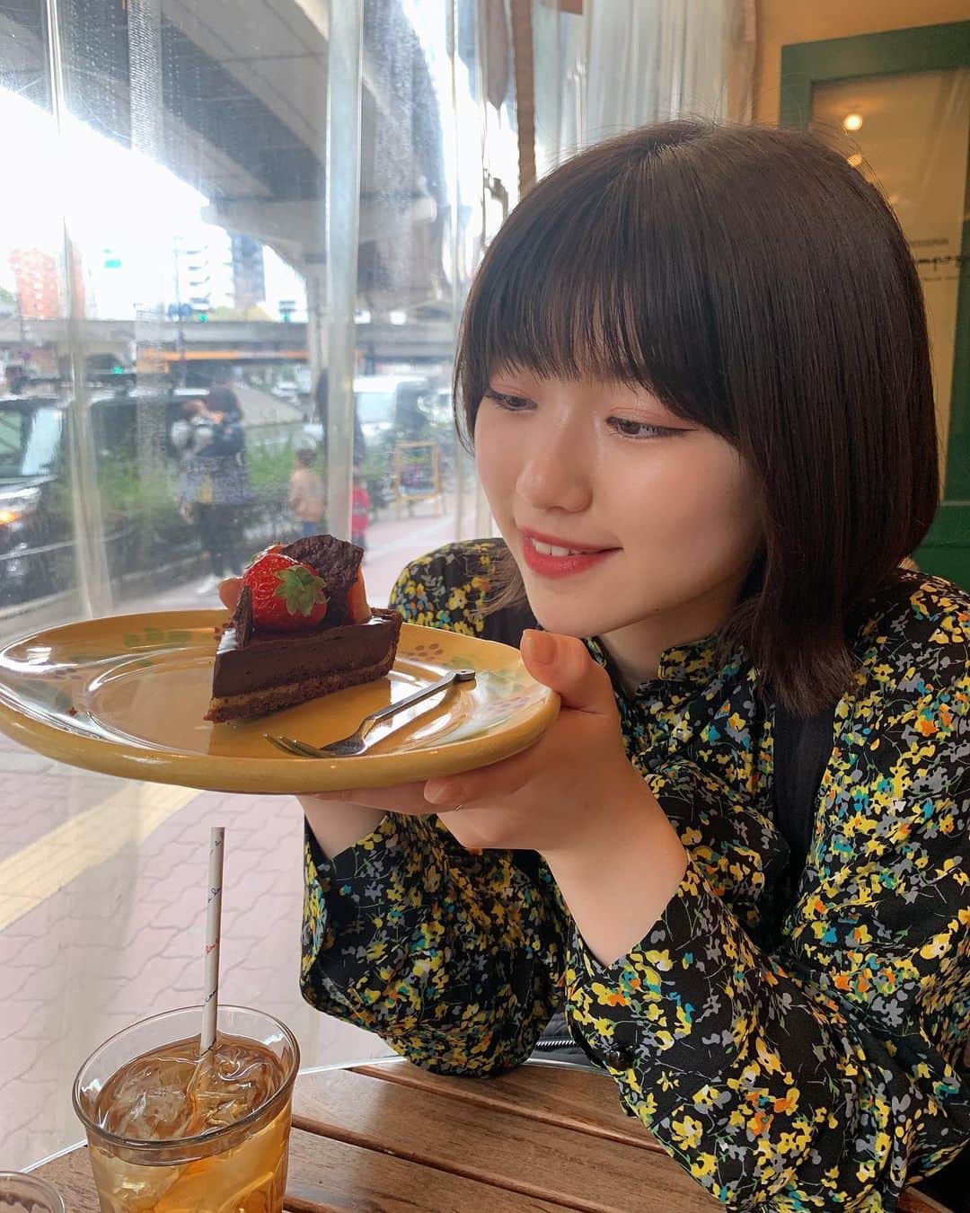 沢村りさのインスタグラム：「ア･ラ･カンパーニュ 茶屋町店 🍰﻿ ﻿ 甘すぎないチョコタルト最高でした…﻿ 苺も最高でした…﻿ 苺のとなりにあるサクサクのチョコも最高でした…﻿ ﻿ めっちゃ美味しかった…🥺♡﻿ ﻿ 次は違う種類のタルト食べてみたいなん！﻿ ﻿ .﻿ ﻿ .﻿ ﻿ ﻿ #リリバリ #Lilyofthevalley﻿ #沢村りさ #まりも #jk #jk2﻿ ﻿#まりも飯 #まりもスイーツ #タルト #チョコタルト #茶屋町カフェ #茶屋町 #梅田 #umeda #カフェ #アラカンパーニュ」