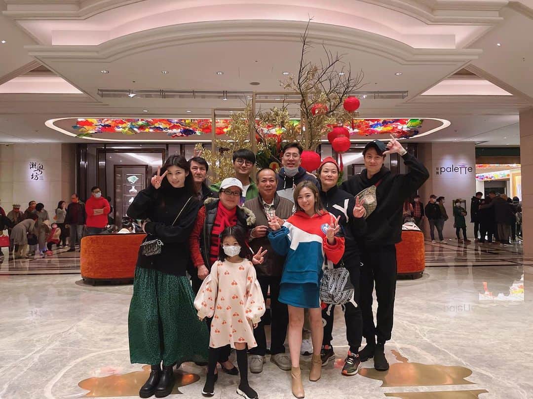 鄭茵聲のインスタグラム：「今年叫爸爸來台北過年 第一次在台北過除夕 第一次吃飯店的年夜飯 第一次跟朋友的家人們一起吃 第一次去人家地盤小賭怡情 過了一個充實的守歲除夕夜 謝謝2021年的開幕禮」