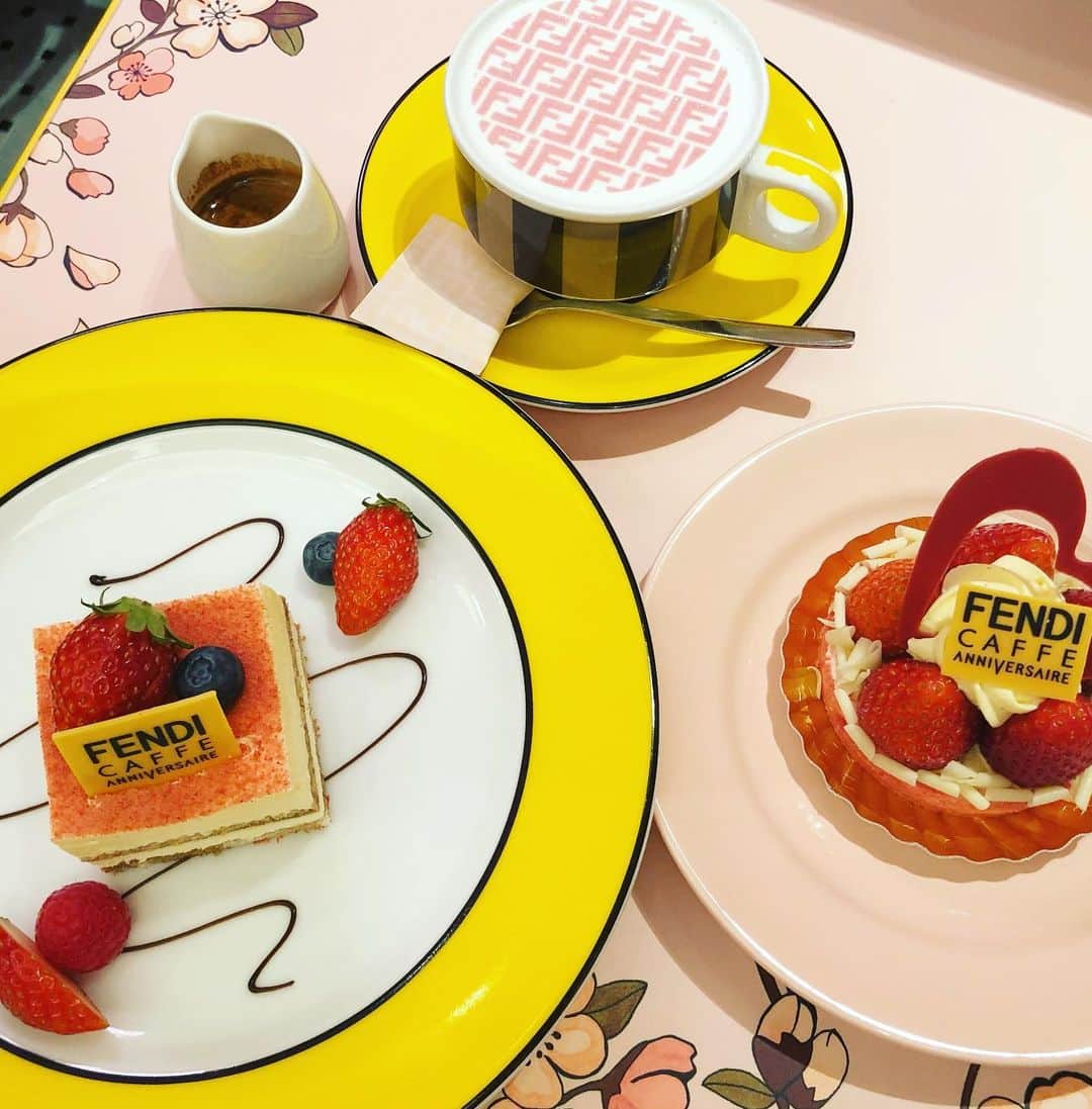 Nazukiさんのインスタグラム写真 - (NazukiInstagram)「🌟𝔽𝔼ℕ𝔻𝕀 ℂ𝔸𝔽𝔼🌟  店内もほんと可愛くて、 ケーキが最高に美味しかった😋 コーヒーもFF柄だし💓  今年新調したお財布もFENDIだから、気分も上がる☝🏻✨  気分上がる事や好きな事したり、好きな物食べたり、そんな時間も自分自身の為に大切💓  #fendi #fendicafe #cafe #walet #yellow #フェンディ　 #フェンディカフェ　 #cake #ケーキ #カフェ #インテリア #コーヒー #デザイン #最高 #リビング #家 #好き #喫茶店 #家具 #ホテル #リラックス #小物 #部屋 #テーブル #大切 #ソファ #洋菓子 #コーヒー豆 #椅子 #モダン」2月12日 22時27分 - nazuki_08