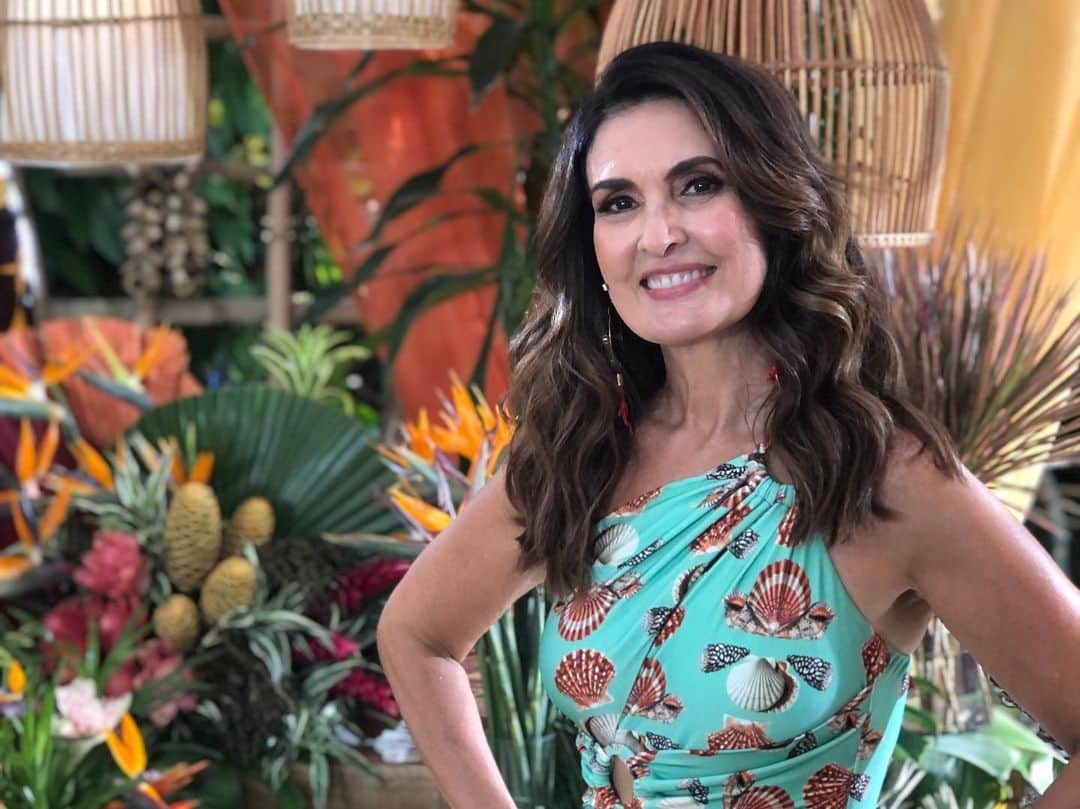 ファチマ・ベルナルデスのインスタグラム：「O carnaval precisa ser sem festa por conta da pandemia, mas se vc está com saúde, aproveite pra se divertir com a gente. Arraste pro lado e veja quem vai relembrar sucessos de Carnaval nesse #encontrocomfatima musical desta sexta, logo depois do #maisvoce」