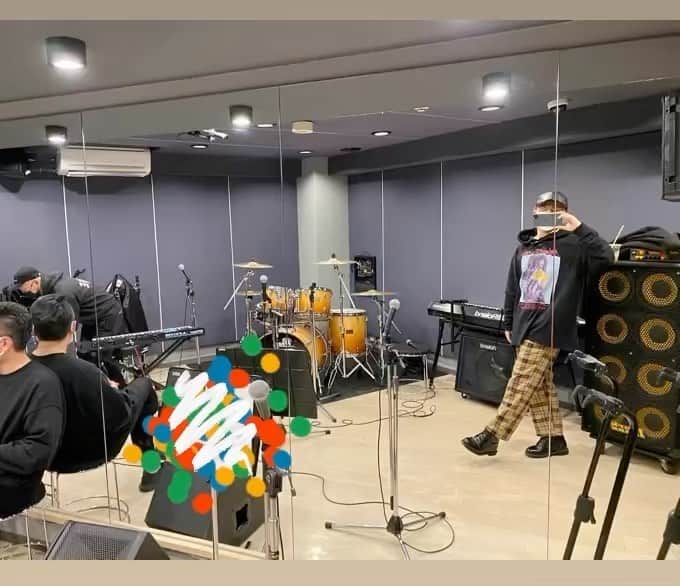 のインスタグラム：「今日もやってる🔥✨ こっそり撮。  #歌  #仮声帯にあてるとかは体作ってから　#汗 #体温 #感謝  再アップwなぜなら とてつもなく目の良い人には まずい情報が載っていたのでw」