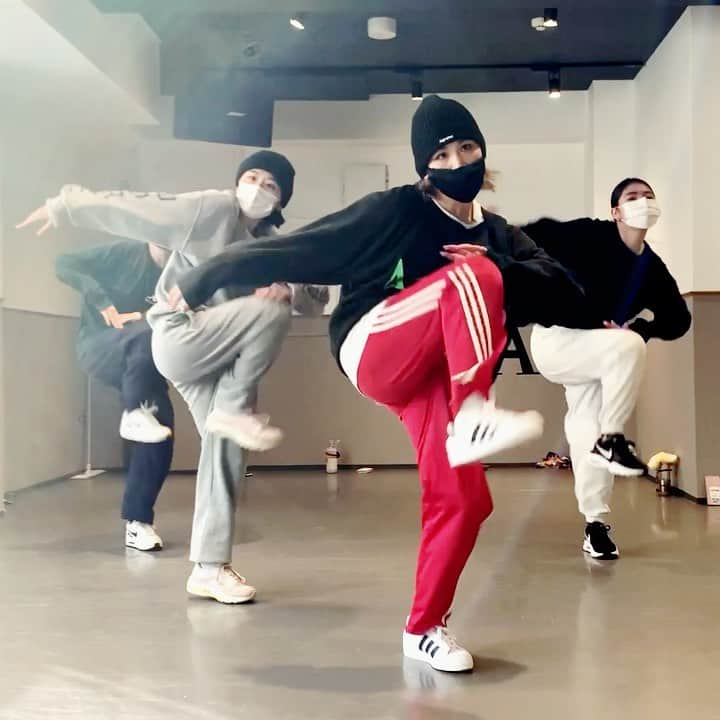 HARUKA MUTOのインスタグラム：「Today's class @noadance_ebisu   1 Mo Time @kcamp 👑  来週も続きます！ 是非💚  光の差し込み具合が綺麗〜 昼class気持ちいいよ〜 #harukamuto #choreography #noadanceacademy #kcamp #ナツキこっちでごめんw」
