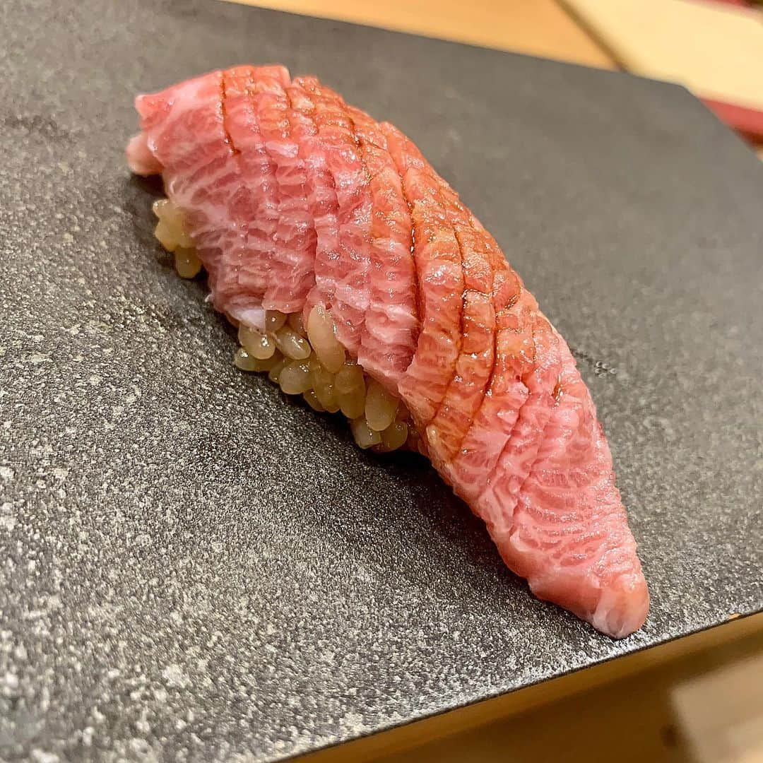 高瀬友規奈さんのインスタグラム写真 - (高瀬友規奈Instagram)「Sushi can entertain you. ・ ・ ・ 美味しく、そしてエンターテインメント性溢れるお鮨屋さん。 #sushi#赤酢」2月12日 22時22分 - yukina_731