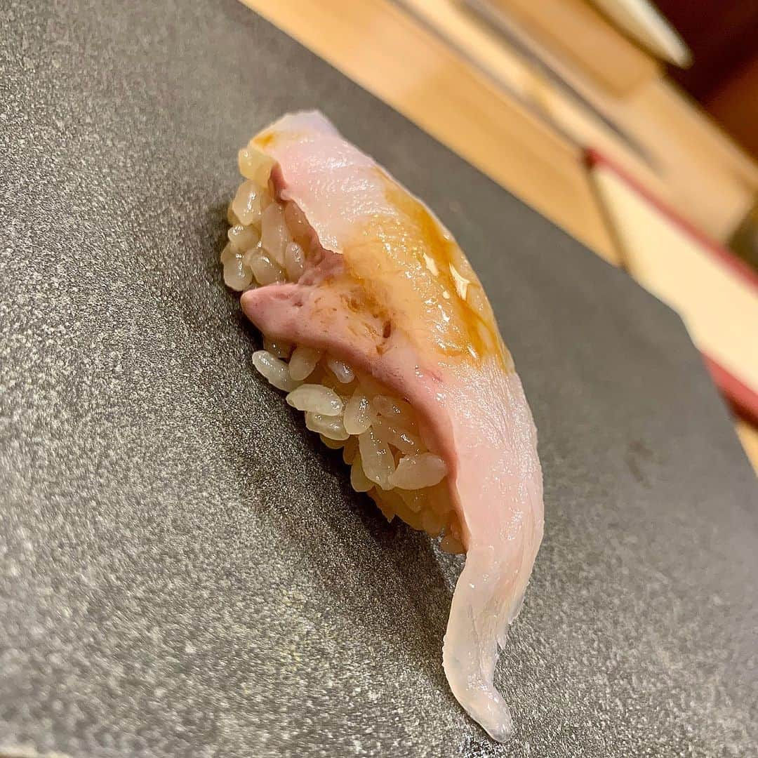 高瀬友規奈さんのインスタグラム写真 - (高瀬友規奈Instagram)「Sushi can entertain you. ・ ・ ・ 美味しく、そしてエンターテインメント性溢れるお鮨屋さん。 #sushi#赤酢」2月12日 22時22分 - yukina_731