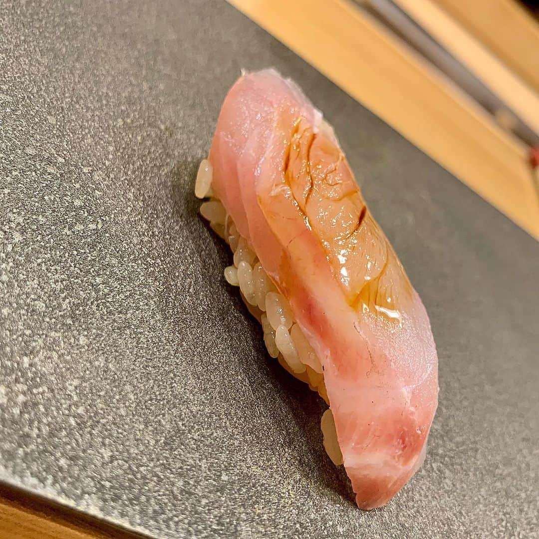 高瀬友規奈さんのインスタグラム写真 - (高瀬友規奈Instagram)「Sushi can entertain you. ・ ・ ・ 美味しく、そしてエンターテインメント性溢れるお鮨屋さん。 #sushi#赤酢」2月12日 22時22分 - yukina_731