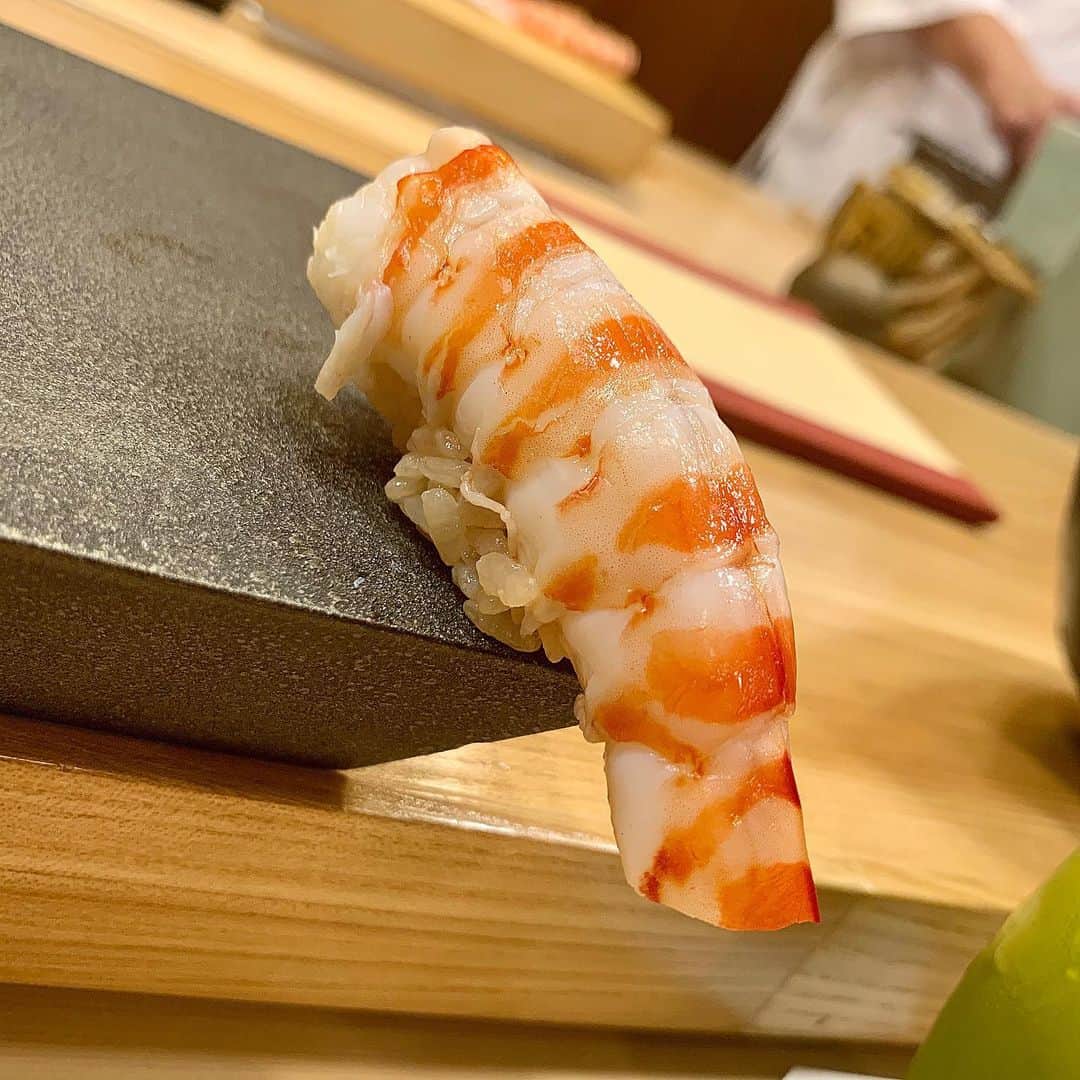 高瀬友規奈のインスタグラム：「Sushi can entertain you. ・ ・ ・ 美味しく、そしてエンターテインメント性溢れるお鮨屋さん。 #sushi#赤酢」