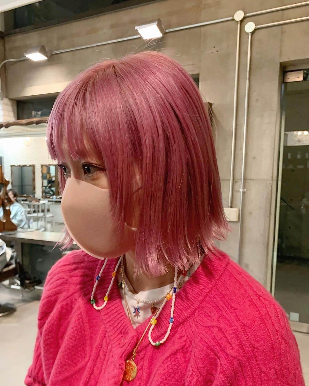 橋本江莉果さんのインスタグラム写真 - (橋本江莉果Instagram)「#new #pinkhair 🌸🌷💓﻿ ﻿ 今回は結構な大工事で、リタッチからの毛先もかる〜くブリーチをして、カラーをかぶせてから、またカラーバターでピンクを重ねるっという、久々4時間コースでした😝﻿ ﻿ 本当にあのピンクシャンプー＆トリートメントの染まる力がすごくて、軽いブリーチした後でもピンクがしっかり残ってたくらいで、 @nami73ji ちゃんを悩ませた、美容師さん泣かせのアイテム👏🏼😂﻿ ﻿ こちらとしては、日々ピンクが保てたから、有り難すぎましたが🤣👍🏼💕﻿ ﻿ 今回も青み系のピンクで、髪型も前髪の量を増やして、顔まわりにちょろんヘアを作ってもらって、ちょっとしたイメチェンになってうれしい〜🥳💖﻿ ﻿ 眉毛もいつもより明るめに染めてもらって、ピンク眉になるように、前にアップしたセルヴォークのピンクアイブロウにプラスして、ピンクのアイシャドウもほんのりプラスして、ピンク感強めにしてます🎀﻿ ﻿ 久しぶりの外ハネアレンジも新鮮だったり、約2ヶ月ぶりの美容院timeはしあわせ過ぎました💇🏼‍♀️💘﻿ ﻿ なんだかんだで5ヶ月くらい #ピンクヘア を続けてきましたが、次回からまた新しい色に挑戦する予定で、なみちゃんにもよろしく伝えてきました😉💫﻿ ﻿ たぶん次回こそまた大工事だから大変だと思うけど😂、今回もすっごくお気に入りの髪の毛にしてくれて、ありがとう〜🥰💝﻿ ﻿ やっぱりヘアメンテナンスは格別にテンション上がりますね🥴🌈✨💞﻿ ﻿ ちょびっと傷んだので、近々トリートメントしに行かないと🧚🏼‍♀️﻿ ﻿ #hair #hairstyle #haircut #hairstyles #haircolor #pink #style」2月12日 22時26分 - erica_hashimoto