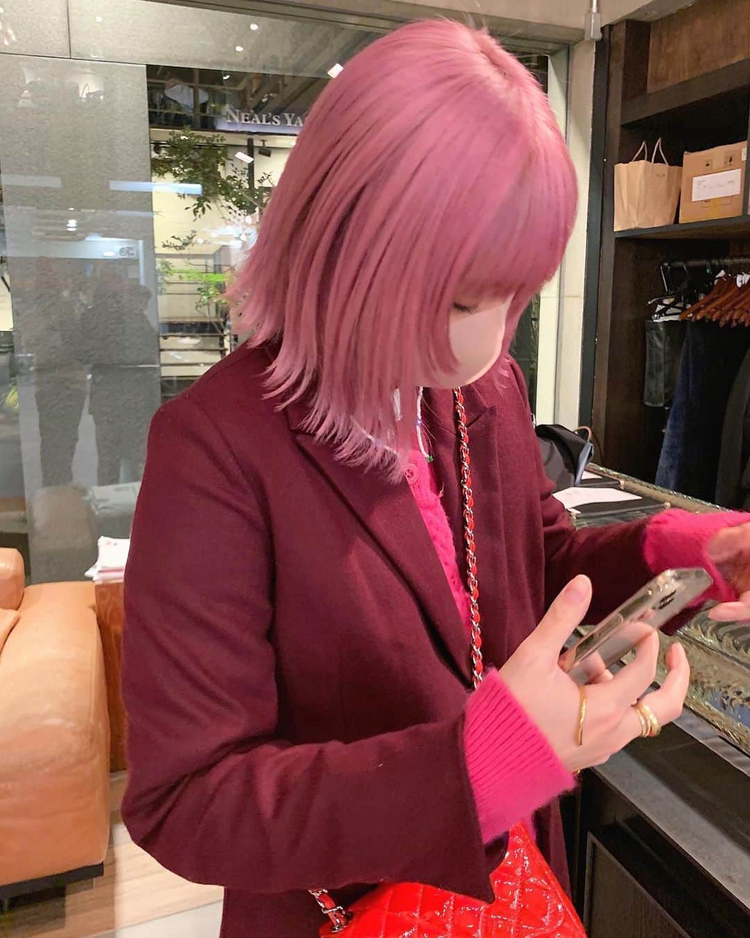 橋本江莉果のインスタグラム：「#new #pinkhair 🌸🌷💓﻿ ﻿ 今回は結構な大工事で、リタッチからの毛先もかる〜くブリーチをして、カラーをかぶせてから、またカラーバターでピンクを重ねるっという、久々4時間コースでした😝﻿ ﻿ 本当にあのピンクシャンプー＆トリートメントの染まる力がすごくて、軽いブリーチした後でもピンクがしっかり残ってたくらいで、 @nami73ji ちゃんを悩ませた、美容師さん泣かせのアイテム👏🏼😂﻿ ﻿ こちらとしては、日々ピンクが保てたから、有り難すぎましたが🤣👍🏼💕﻿ ﻿ 今回も青み系のピンクで、髪型も前髪の量を増やして、顔まわりにちょろんヘアを作ってもらって、ちょっとしたイメチェンになってうれしい〜🥳💖﻿ ﻿ 眉毛もいつもより明るめに染めてもらって、ピンク眉になるように、前にアップしたセルヴォークのピンクアイブロウにプラスして、ピンクのアイシャドウもほんのりプラスして、ピンク感強めにしてます🎀﻿ ﻿ 久しぶりの外ハネアレンジも新鮮だったり、約2ヶ月ぶりの美容院timeはしあわせ過ぎました💇🏼‍♀️💘﻿ ﻿ なんだかんだで5ヶ月くらい #ピンクヘア を続けてきましたが、次回からまた新しい色に挑戦する予定で、なみちゃんにもよろしく伝えてきました😉💫﻿ ﻿ たぶん次回こそまた大工事だから大変だと思うけど😂、今回もすっごくお気に入りの髪の毛にしてくれて、ありがとう〜🥰💝﻿ ﻿ やっぱりヘアメンテナンスは格別にテンション上がりますね🥴🌈✨💞﻿ ﻿ ちょびっと傷んだので、近々トリートメントしに行かないと🧚🏼‍♀️﻿ ﻿ #hair #hairstyle #haircut #hairstyles #haircolor #pink #style」