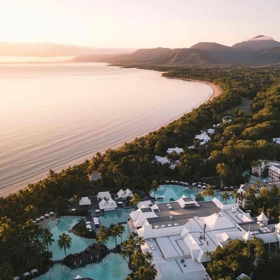 Australiaさんのインスタグラム写真 - (AustraliaInstagram)「Not a bad place to wake up, right? 🏖️ Shout out to @sassicucina for showing us a slice of the dreamy #PortDouglas in @tropicalnorthqueensland. This particular view is of the @sheratongrandportdouglas, one of town’s many boutique accommodation options. Located an hour’s drive from #Cairns, you’ll have an array of sandy beaches and the spectacular #DaintreeRainforest on your doorstep. All you need to do is kick back in luxury and decide how you’ll spend your day ✨ #seeaustralia #thisisqueensland #exploreTNQ #holidayherethisyear」2月13日 4時00分 - australia