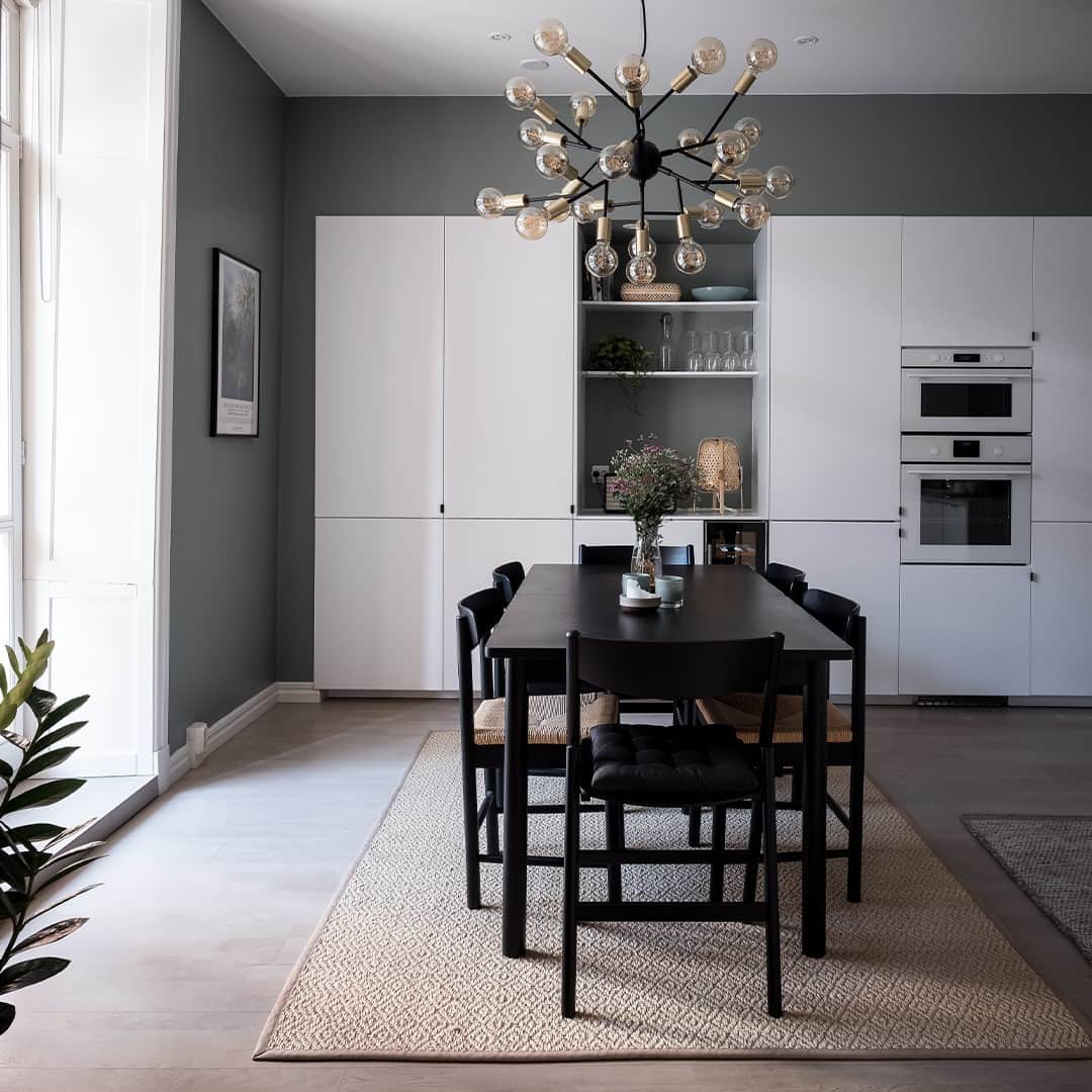 のインスタグラム：「Fredagsinspiration. 💭 Topprenoverad pärla i anrikt sekelskifteshus. Västgötagatan 1. Foto: @fotografalencordic . . . . #bjurfors_goteborg #mäklarejonasrutberg #sekelskifte #sekelskifteshus #topprenoverad  #inredning #interior #homestyling #interiorinspiration #interiör #inredningsinspiration #interiorinspo #carpet #sekelskiftesbostad #diningroom」