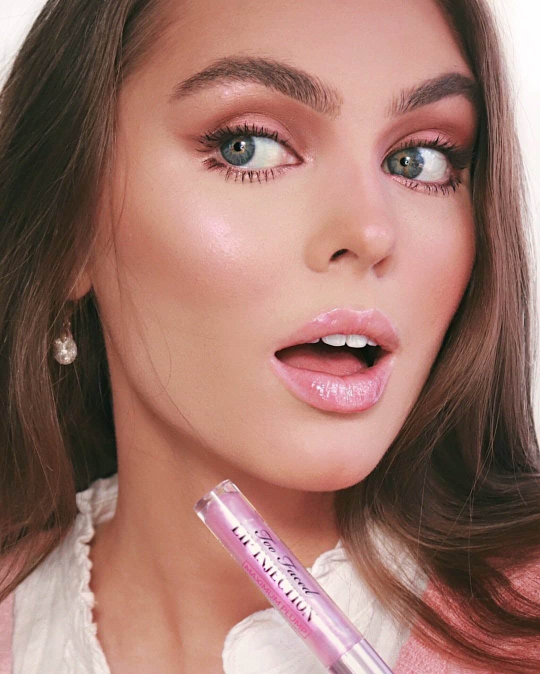 Too Facedのインスタグラム：「Beauty babe @jackiewyers makes her pout plump and shine with our Lip Injection Maximum Plump! 🤩 #regram #toofacedambassador #toofacedlipinjection #toofaced」