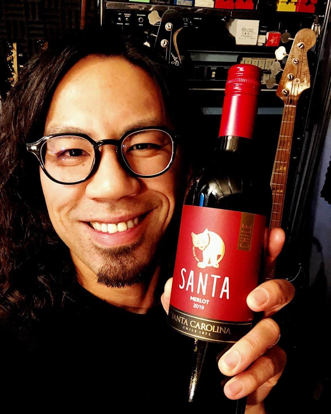 神田雄一朗のインスタグラム：「Bentham辻くんにオススメしてもらったブルーライトカットのメガネを購入👓 マジで良いわこれ！ 仕事柄PCとスマホを見まくる日々だけど、本当に目が楽！ 今夜も仕事がはかどります✌️ #zoff  #今夜もワインが美味しい」
