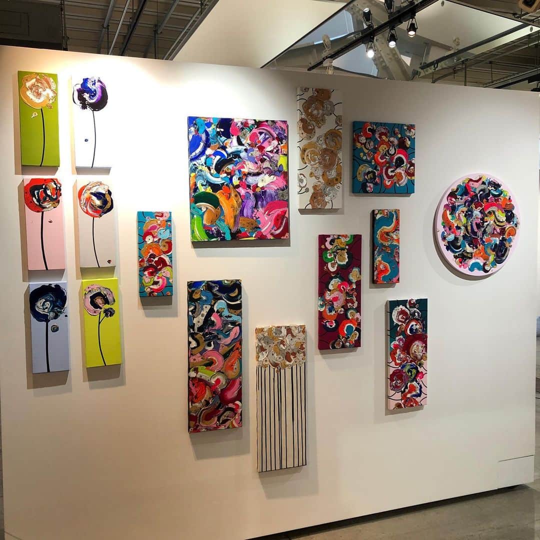 Warehouse TERRADA 寺田倉庫のインスタグラム：「見て、聞いて、感じて、楽しみ、みつける  天王洲のアートカフェ「WHAT CAFE」では、2月20日（土）、21日（日）に開催するART MARKET TENNOZ（ @artmkt_tennoz ）に向けて、アート作品の展示が始まりました。 開催前ということでまだ全てではありませんが、数多くの作品がご覧いただけます。  施設内をゆっくり歩いたり、 1人の作家の作品群を少し離れて眺めたり、 ひとつの作品に近づいて質感を見たり、 自宅に飾るなら…と思いを巡らせたり。 新しい楽しみ方、好きな楽しみ方を体験してください。  WHAT CAFEについてはこちらから→ @whatcafe_terrada  ※現在、カフェの営業時間を短縮しております。」