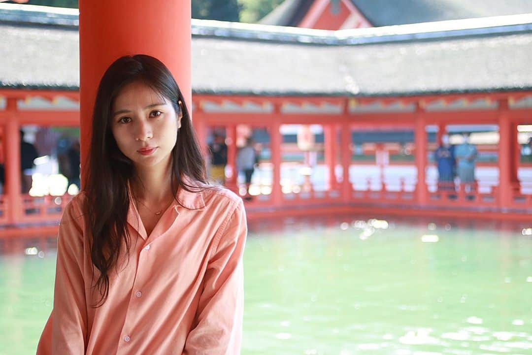 高瀬友規奈のインスタグラム：「The thing is the most famous floating gate of this shrine has been under construction. Ugh. ・ ・ ・ かの有名な海の上の大鳥居は現在工事中で見られませんでした。 #厳島神社#itsukushimashrine#tb」