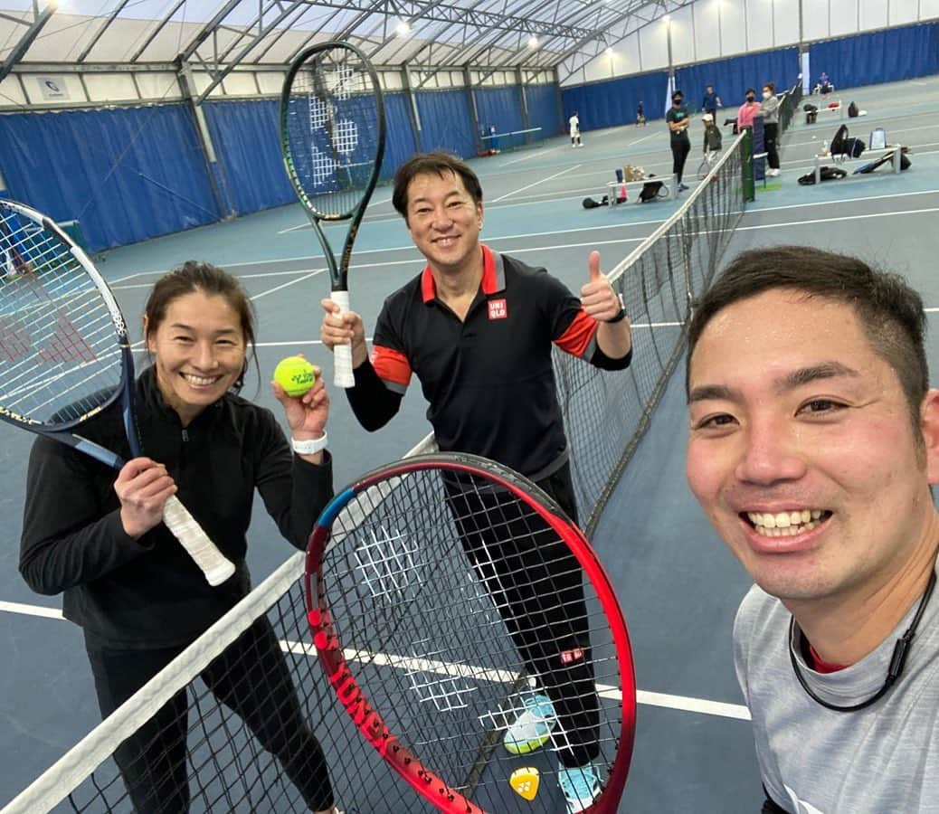 伊達公子さんのインスタグラム写真 - (伊達公子Instagram)「2021,週1テニス6回目 @sporu_indoortenniscourt  #坂本正秀 ヒデ @yonex_jp 小山くんと3人🎾 今日は体は軽くいい感じなのにミス多かったなー。 だけど今日も2時間楽しくやりました。 Australian Openの空き日が3日続いていてその日にテニスでした。 リフレッシュできてぐっすり眠れそう。 明日はWOWOWスタジオ出演と解説ありです。 動画はまたあらためて！ #伊達公子 #kimikodate  #テニス  #テニスプレイヤー #tennis  #tennisplayer #2021年2月12日 #2021 #2021年 #週1テニス #スポル #インドアテニスコート #週1テニス6回目 #2021年週1テニス6回目」2月12日 22時40分 - kimiko.date