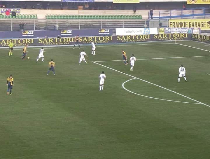エラス・ヴェローナFCのインスタグラム：「L’assist di #Saviola, la botta di #Sala, il boato del #Bentegodi 💥   Così il Verona ha sbloccato il risultato nella vittoria per 3-1 sul Parma del gennaio 2015 🟡🔵  #DaiVerona #VeronaParma #FlashbackFriday」