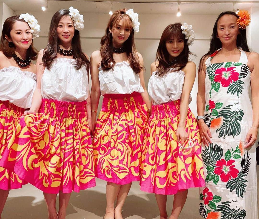 のインスタグラム：「すっごーーく 久しぶりに衣装🌺🌺 着てLesson テンション上がるわ〜  HAWAII行きたい〜🌴  #フラダンス #渋谷チーム #自撮りの裏側 #instafashion#ootd#アラフォーコーデ#instashoes#tokyo#dress#高身長女子#followme#outfit」