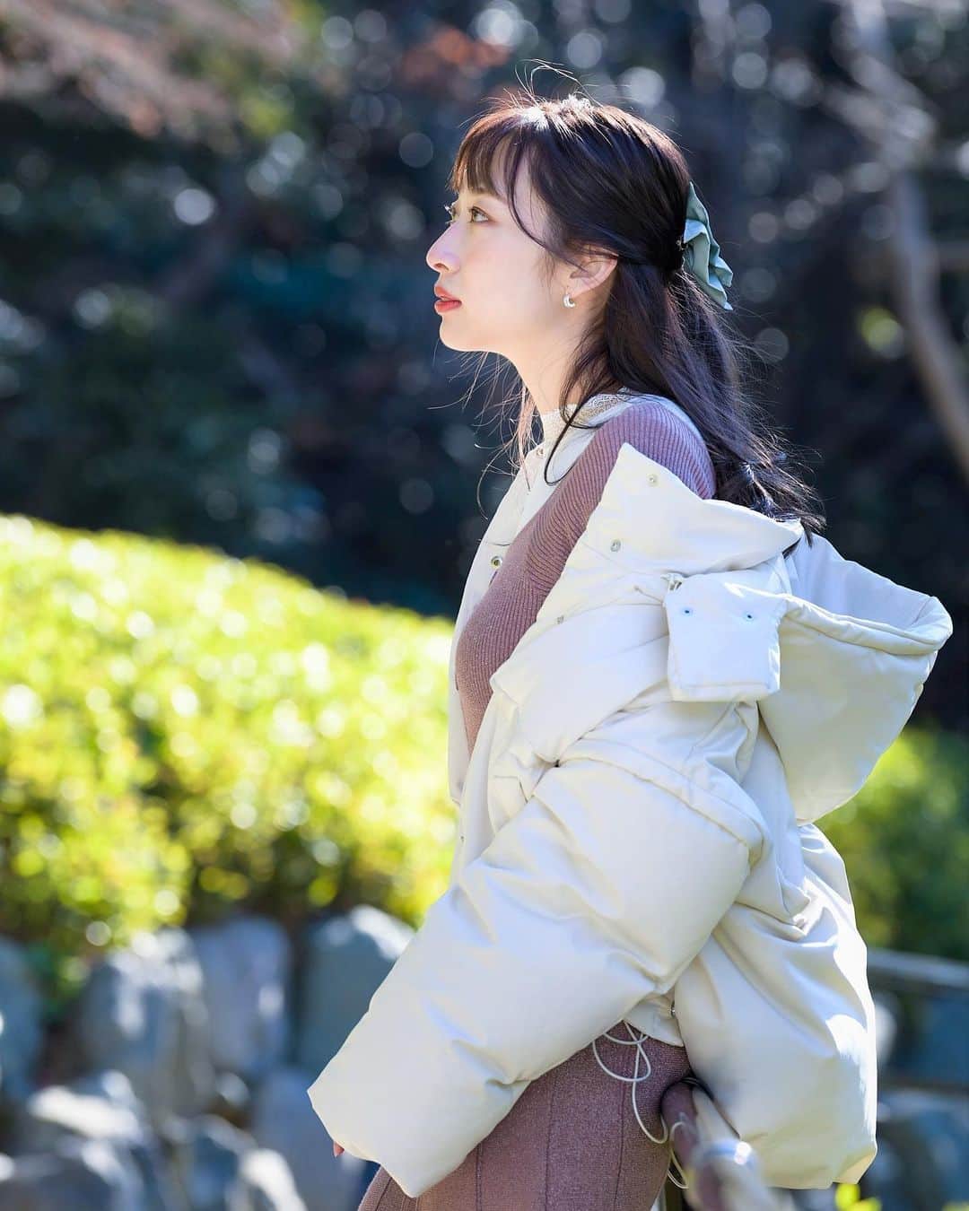 のインスタグラム：「横顔が嫌いな人って多いと思う。わたしもそのうちの1人です。  もともと、自分の横顔は大好きだった！  正面より個性が出やすい横顔は人のを観察しても面白かったし、私自身も横顔は顔のパーツで1番褒められることが多かった鼻筋が見えて、あえて横や斜めから写真を撮ったりして、  でも高校卒業間近、体育の授業で白熱しすぎて凄い勢いで友達とぶつかって、1番好きだったパーツが折れた。  すぐに手術しに病院に行って、麻酔も効かないまま無理やりペンチのようなもので位置を調整されて、明太子のように膨れ上がった鼻と朦朧とする意識の中ほとんど何も食べずに1週間寝たきりの状態  そして腫れが引いてやっとガーゼが取れる…！と思って鏡を見た瞬間、絶望。正面から見ても曲がって見えるほど元の状態とは程遠く、泣きながら病院に行ったところ「どうしても医師が素手で直すためこれが限界」だと。  その日から右と左、角度によって鼻の曲がり具合が変わって見える横顔は自分の中でコンプレックスになった。  わたしはコンプレックスを強みにするとか個性にするとか、そういうことは思ってない。だって手術する前の方が絶対「綺麗」だったし。 でも鼻がダメなら他の部分でカバーするしかないじゃん！という結論に至った。  そこから毎日フェイスラインのマッサージをしたり、目力強めを意識したり、メイク後毛ピアスなど横から見られても自信を持てるように工夫してる◎  最近鼻の手術のことを知らない周りの人から横顔を褒めていただく機会があったので、懐古😌  #横顔美人 #横顔ブス #鼻が折れた話 #みんなは自分の横顔すき？ ちな、横顔褒められるとちょっと嬉しいです。」