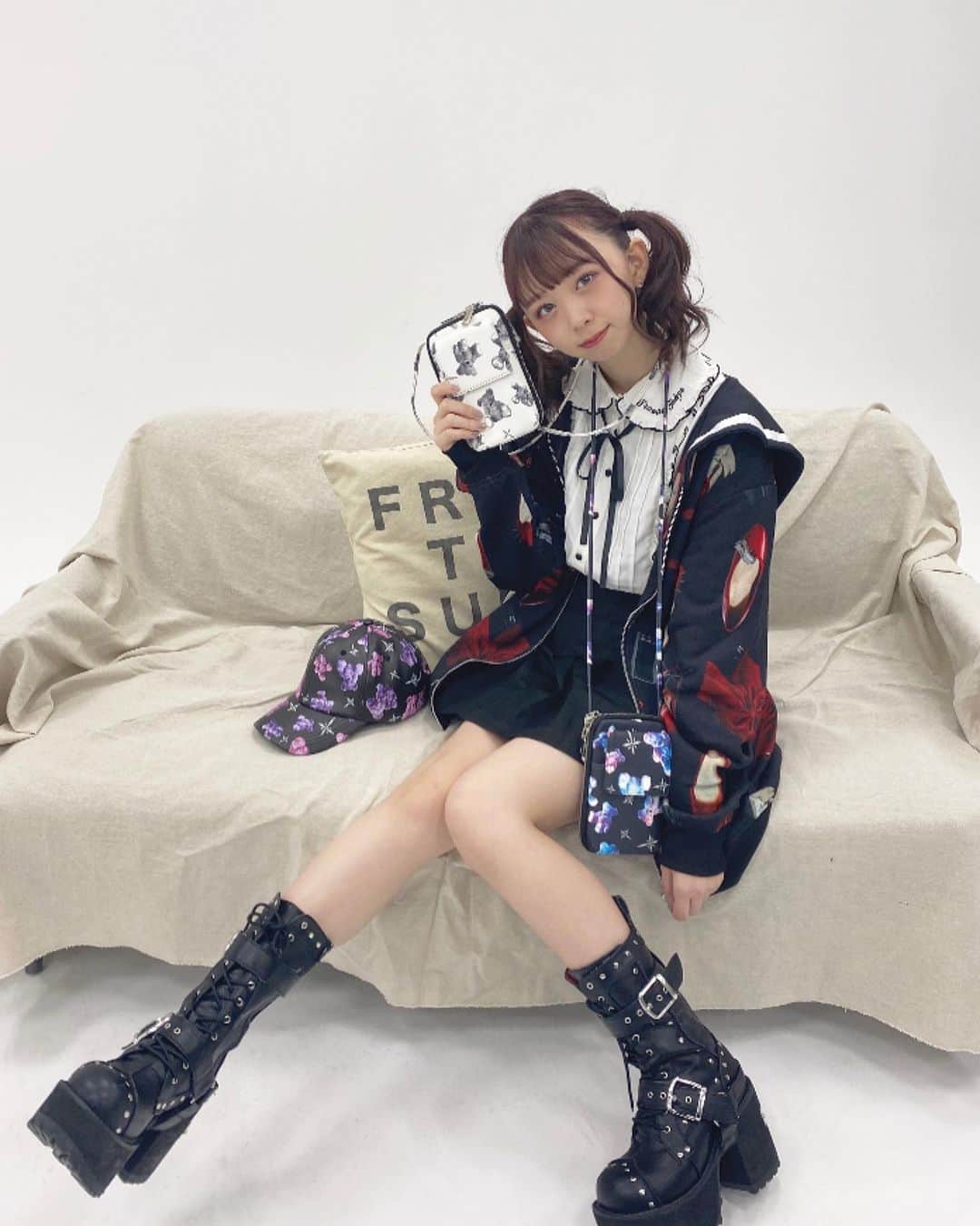 松田美里さんのインスタグラム写真 - (松田美里Instagram)「TRAVAS TOKYO×わーすた コレクションモデルチェックしてね🪞   病みかわいいファッションは普段しないので、新鮮でワクワクでした」2月12日 22時50分 - miri_matsuda