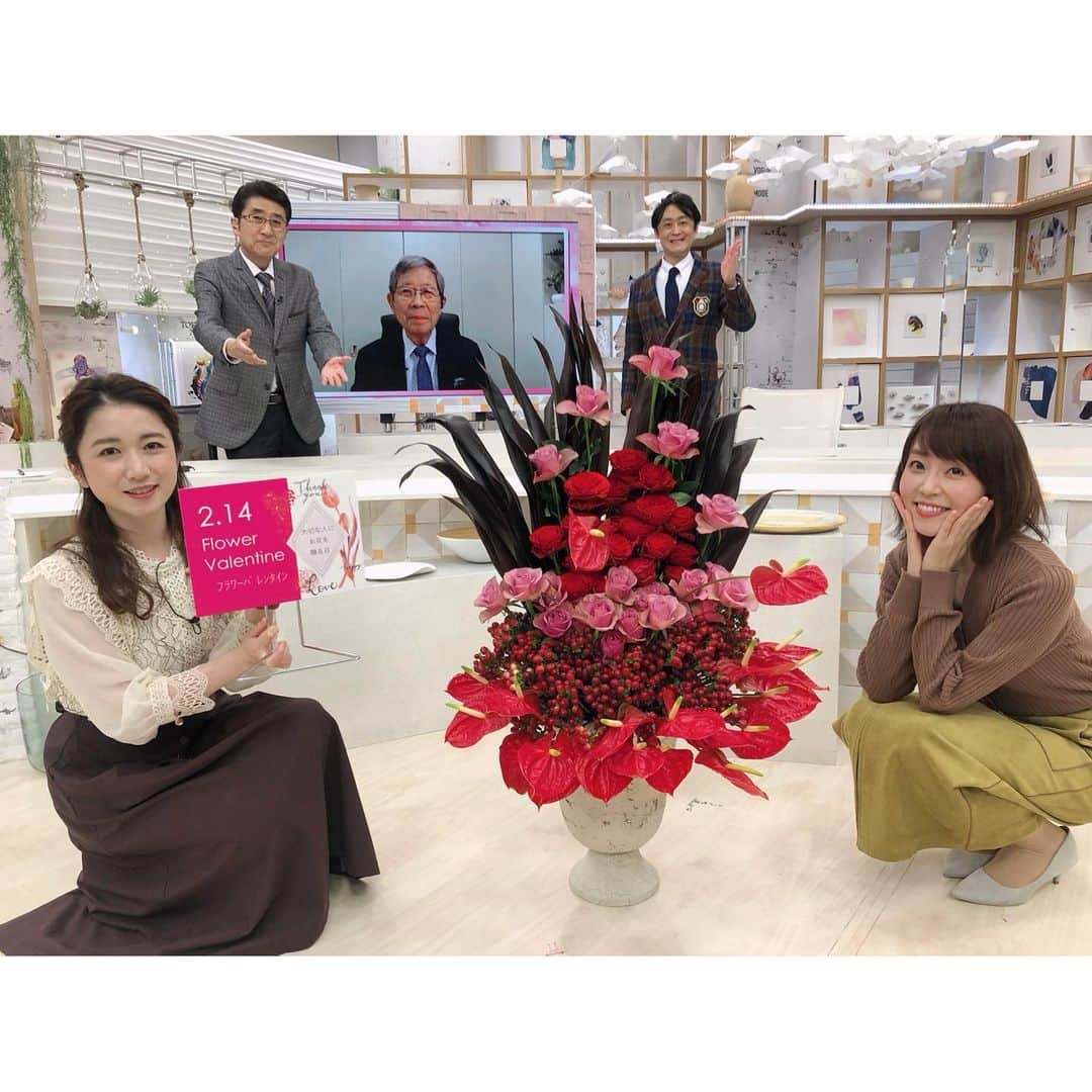 恒川英里のインスタグラム：「ニュースOneのスタジオにステキなお花が登場しました💐  今週末のバレンタインデーは、花を贈るのもいいですよね🥰 私もほしいなあ〜🥰🥳  #フラワーバレンタイン #バレンタイン #バレンタインデー #東海テレビ #アナウンサー #恒川英里」