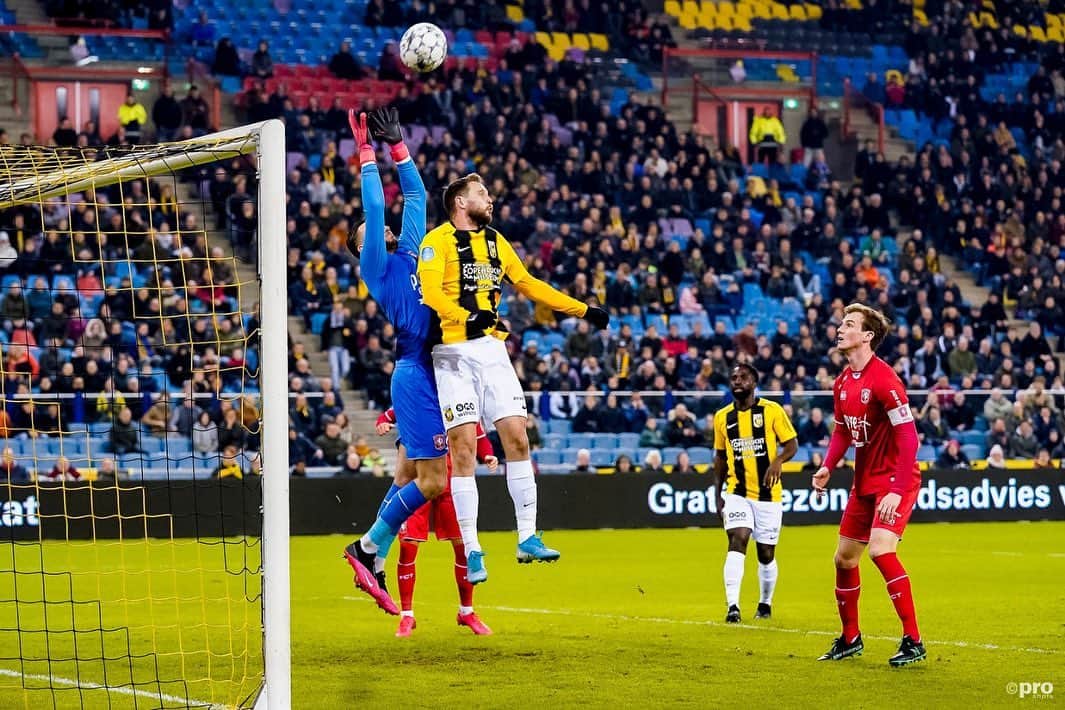 フィテッセさんのインスタグラム写真 - (フィテッセInstagram)「⚔️ De laatste ontmoeting met @fctwente bleek achteraf ook de laatste wedstrijd van vorig seizoen  Alle feiten en cijfers over het duel in de app 📱   #Vitesse #vittwe」2月12日 22時53分 - mijnvitesse