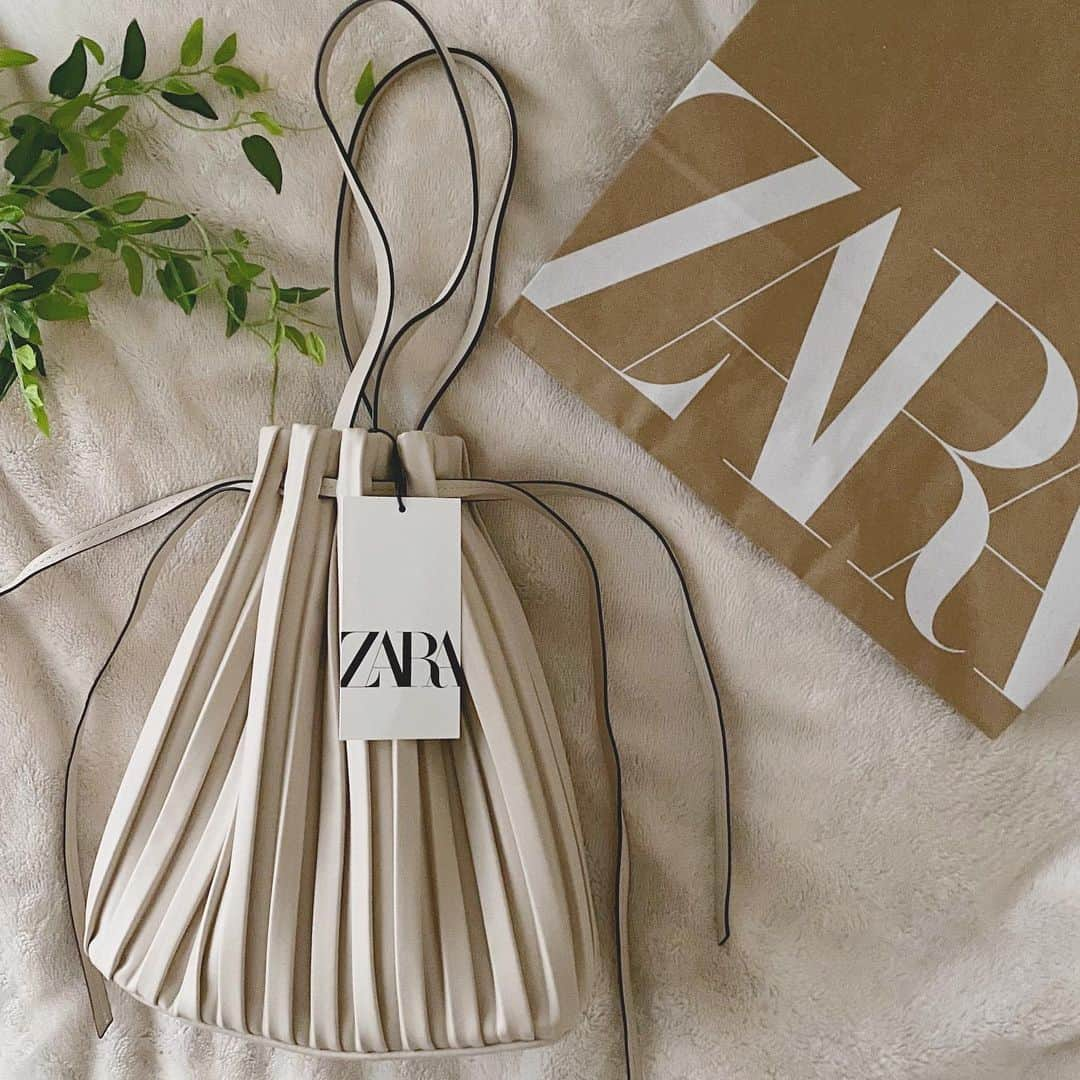 aitama_pfのインスタグラム：「・ ・ ℤ𝔸ℝ𝔸🆕 @zara  #プリーツバッグ  昨年、すっごく人気で可愛いなと思うけど、みんな持ってるし〜欲しい色もないし〜と あまのじゃくな感じでやり過ごしていたんですが 先日ZARAの店舗に行ったらナチュラルカラーのプリーツバッグが ひとつだけポツンと棚に置いてあって。 手に取ったら、えっ可愛いかも… 鏡で合わせてみたら、えっめっちゃいい感じかも… 夫に聞いたら、可愛いし、いいんじゃない？って… レジに並びました🥺 ・ レジで店員さんから「あ！イニシャルネックレス！買えたんですねー！？」とお声がけいただきました　☺️ 店員さんも身に付けていて、お揃いですねって話をしたのでした♡ ・ ・ #zara購入品 #zara購入品紹介 #ZARAバッグ #ザラジョママ #置き画 #置き画クラブ #置き画くら部 #置き画倶楽部 #春バッグ #春コーデ」