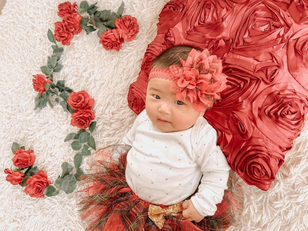 岡本雅世さんのインスタグラム写真 - (岡本雅世Instagram)「Happy 5months old🌹  今日で生後5ヵ月❤︎  もうすぐバレンタインDayだから、  バレンタイン雰囲気で記念写真❤️  #5monthsold #生後5ヶ月 #babygirl #ママカメラ #令和2年ベビー #9月生まれbaby #赤ちゃんのいる生活 #バラ #もうすぐバレンタイン #女の子ベビー #女の子ママ #ベビスタ #ママリ #sango #かわいい #ファッション #happy #花 #写真 #モデル #育児 #幸せ #ピンク #笑顔 #子供 #髪型 #バレンタイン #刺繍 #出産」2月12日 22時55分 - masayo_okamoto