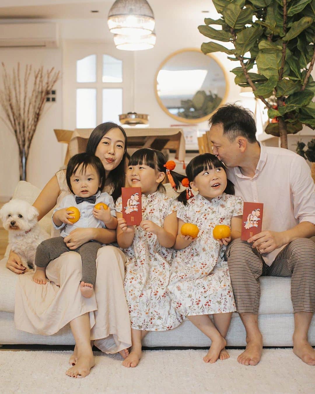 MOMOツインズのインスタグラム：「Happy 牛year from the Loks!   How was your 初 一? We have been busy feasting and catching up with our nearest and dearest. Here’s wishing everyone a healthy and prosperous year ahead ❤️  #happyyearoftheox」