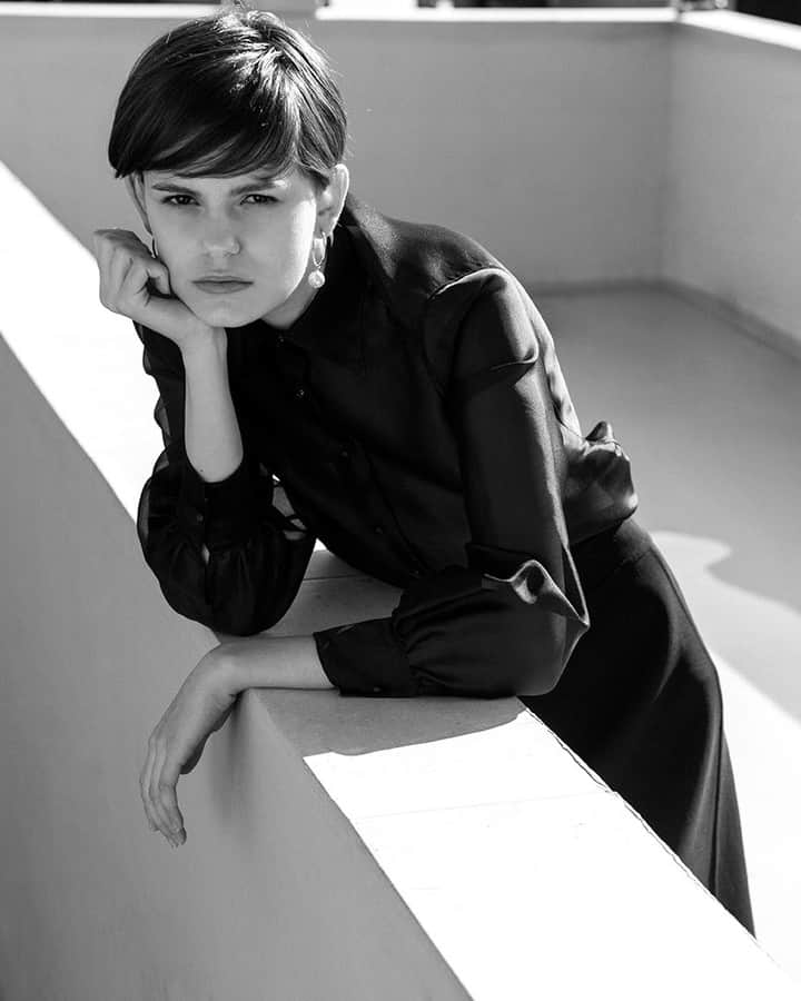 ミラショーンのインスタグラム：「Contemporary view of a swimming pool ⠀ ⠀ ⠀ #milaschon #blackandwhitephotography #bandw #totalblacklook #shirt #bwphoto #longskirt」