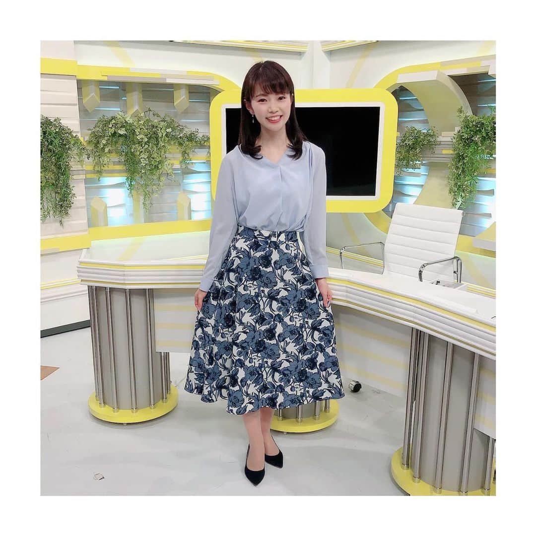 唐川美音のインスタグラム：「*  1週間お疲れ様でした✨ 今週の衣装は、 #YECCAVECCA 岡山店からお借りしました♪  春の新作🌸 花柄スカートのデザインがきれいでした😳 いつも素敵な衣装をありがとうございます。  良い週末をお過ごしください🌹  #テレビせとうち #ななスパ #衣装提供 #yeccavecca #イエッカヴェッカ #春の新作 #花柄スカート #花柄ブラウス #タイトスカート #ブルー #春コーデ #いつもありがとうございます #良い週末を」