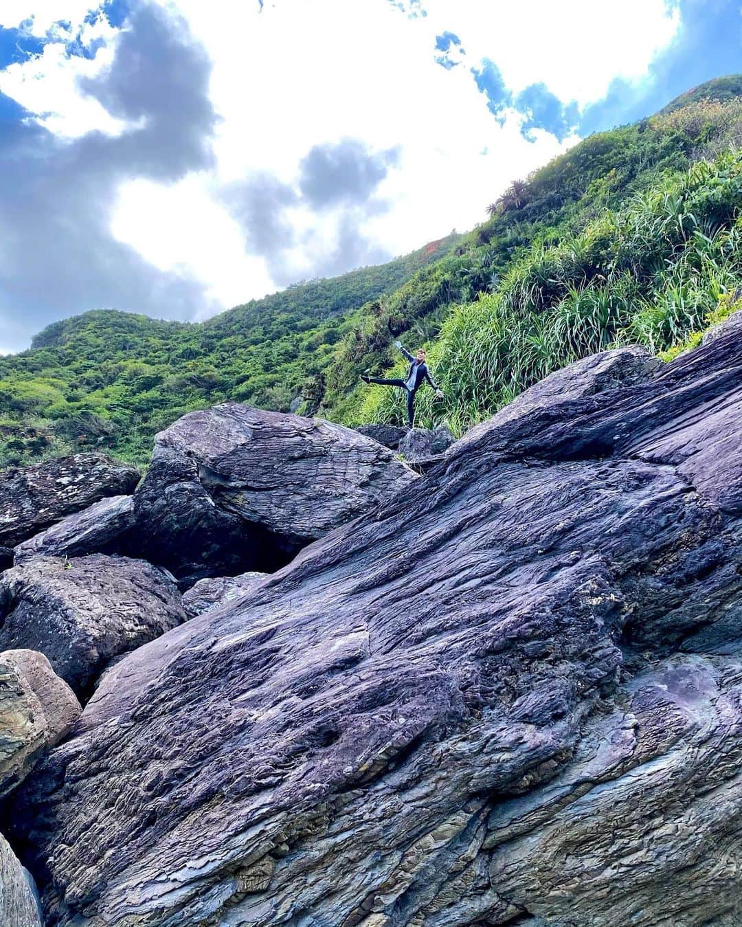 アシュリー千帆のインスタグラム：「.  そこに大きな岩があればあるほど とにかく登りたくなっちゃうんだよなぁ。  あしゅを  1個前と2個前の写真の岩の大きさを伝えたくて😆  高さかもめちゃめちゃ高いの🥺  .」