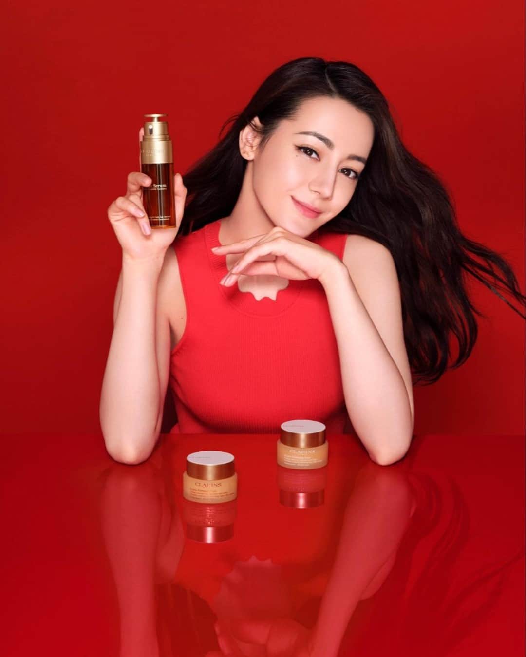 Clarins Canadaのインスタグラム：「Happy Lunar New Year from Clarins! ❤️ In this year of the Ox, we wish you all endless joy, happiness, prosperity... and beautiful skin!🐂✨⁣ __________⁣ Joyeux Nouvel An Lunaire de la part de toute l'équipe Clarins ! ❤️ En cette année du Buffle, nous vous souhaitons à tous joie, bonheur, prospérité... et une peau radieuse !🐂✨ ⁣ .⁣ .⁣ .⁣ #Clarins #LiveBeautifully #SkinCare #LunarNewYear #ChineseNewYear」
