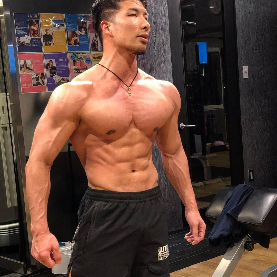 大山大輔のインスタグラム：「@vqfit   2/15 AM4時〜VANQUISHウェアの20%オフのセールが開催されます。 バレンタインセールで2日間の開催です。 ぜひこの機会にフィットネスウェア VANQUISHを手に入れてみて下さい👍  https://www.vqfit.com/weggy  全着用サイズは"M"です。  プロフィールにはVANQUISHのリンクがあるのでぜひそちらから購入して下さい🤘🤘 ----------------------------- 魅せる身体と動ける身体の両立を目指すなら、オンラインサロン【フィットネス樹形図.D】へ入会するのが近道！！ 大山大輔のトレーニング動画や解説、アニマルフローの行い方やセミナー参加無料など特典も多いオンラインサロンです。  https://peraichi.com/landing_pages/view/fitnesszyukeizud/ ＊オンラインサロンが気になる方はぜひDMでお問い合わせ下さい。  #vqfit #トレーニングウェア #フィットネスウェア #アパレルブランド #フィットネス樹形図d #オンラインサロン #フィジーク #フィジーク選手 #noteクリエーター #運動能力向上 #身体調整 #運動不足解消 #フィットネス #fitness #健康 #トレーニング #training #ワークアウト #workout #見た目重視 #機能性重視 #カッコいい身体作り #動ける身体作り #解剖学 #筋肉男子 #筋肉 #muscle」