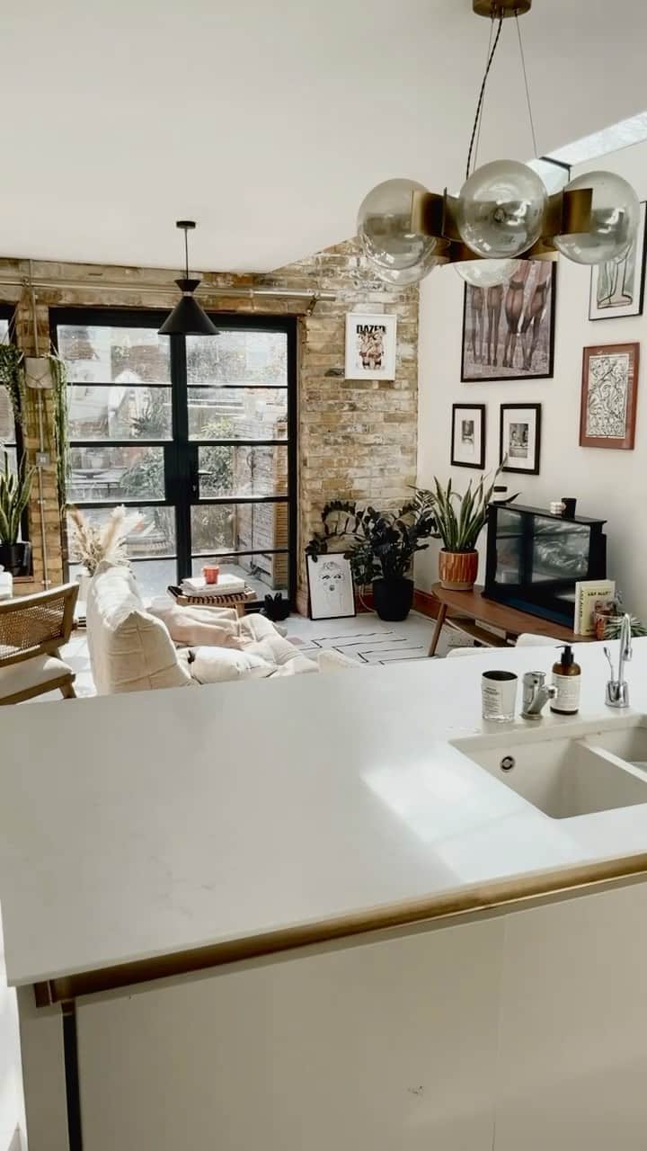 ルー・ティーズデールのインスタグラム：「Dreamy sunny kitchen @louteasdalehome ☀️」