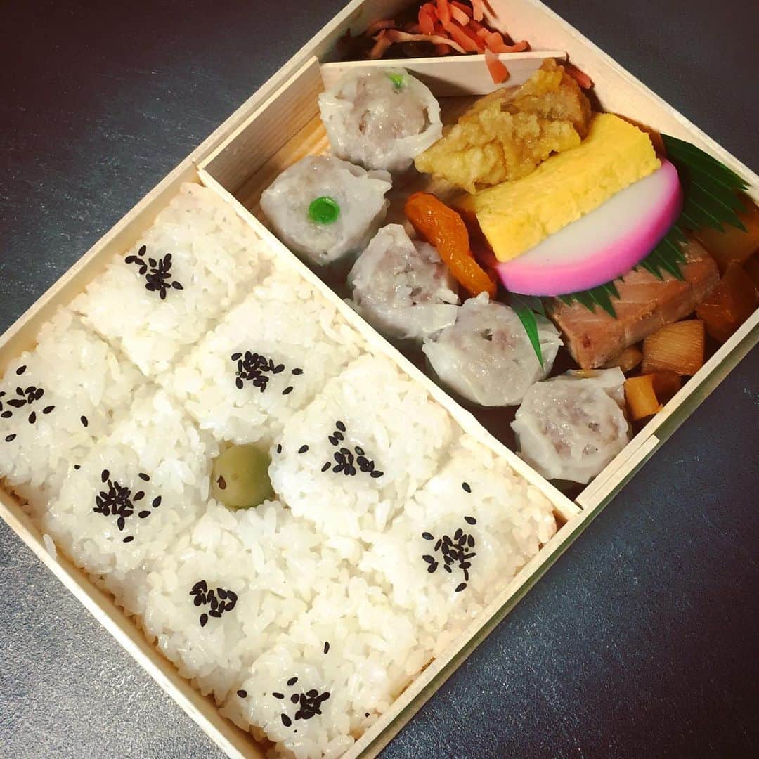 大岡源一郎さんのインスタグラム写真 - (大岡源一郎Instagram)「いっつも浅草行くとジェラート食べるの。 . #女子か！ #カシスとマンゴー #gennozi名店探訪 #シウマイ弁当も食べたの #米くっつきすぎ！ww」2月12日 23時11分 - gennozidotcom