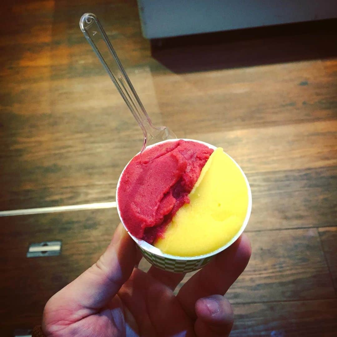 大岡源一郎のインスタグラム：「いっつも浅草行くとジェラート食べるの。 . #女子か！ #カシスとマンゴー #gennozi名店探訪 #シウマイ弁当も食べたの #米くっつきすぎ！ww」