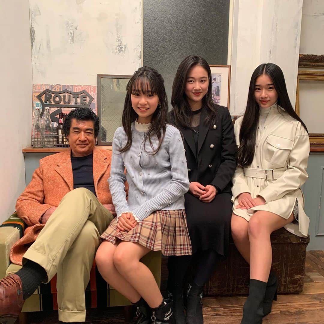 藤岡弘、のインスタグラム：「☆☆   ある日のオフショ✨🎬  #三人娘 #藤岡ファミリー#仲良し#天翔愛#天翔天音#藤岡舞衣#aitensho#amanetensho#maifujioka #sister #藤岡弘#hiroshifujioka」