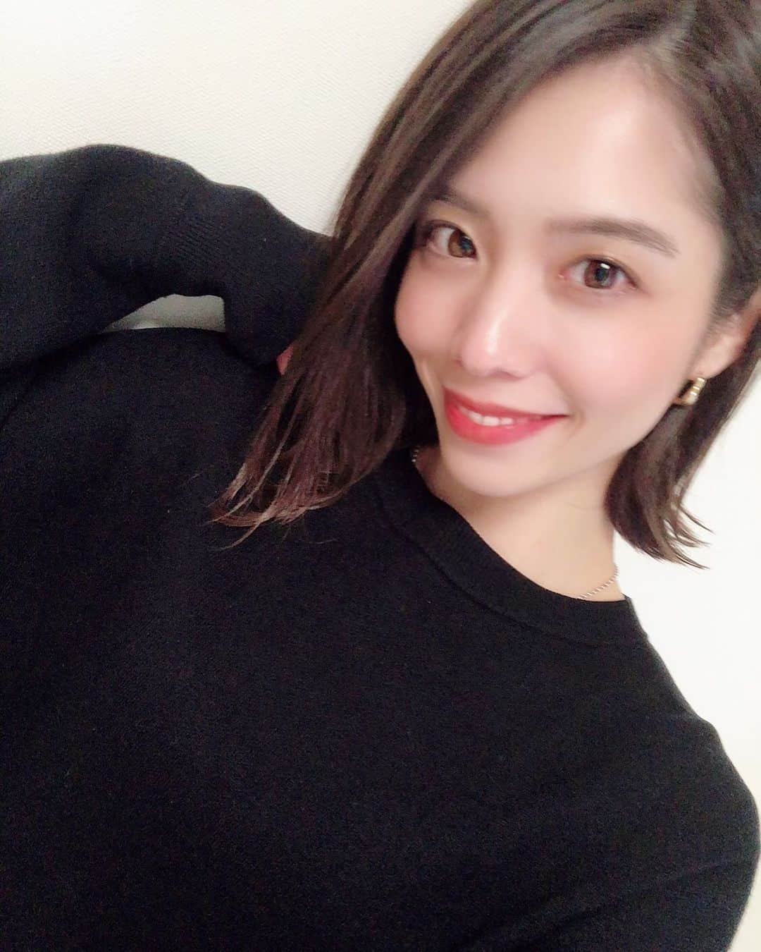 浦田麻緖さんのインスタグラム写真 - (浦田麻緖Instagram)「今日は髪の毛メンテナンスDAY✂️ トリートメントで髪がとぅるんとぅるんに生き返りました❤️そして、レプロナイザー7dplusで髪を乾かしてもらったんだけど、威力がやばくて欲しすぎる‼️🤭 #cut #color #treatment    #レプロナイザー7dplus #欲しすぎる」2月12日 23時04分 - mao.urata