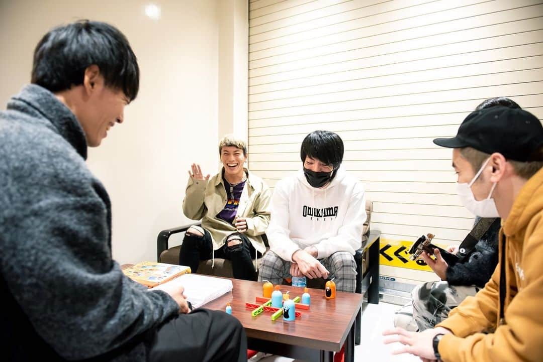 のインスタグラム：「ONAKAMAオフショット  ①まさやん詰んだ ②脱臼 ③脱臼 ④脱臼？ ⑤多分脱臼 ⑥視線の向こうにはあきら ⑦脱臼を送り出す会 ⑧捻挫アパレルだけ目線 ⑨捻挫 ⑩4人のギタリスト」