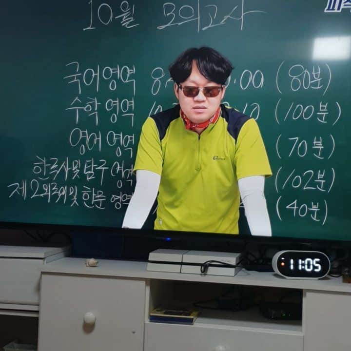 ホ・ジョンミンのインスタグラム：「미치겠다ㅋㅋㅋㅋ 이게 뭐라고 40분동안 시험 감독하는 걸 혼자 낄낄대고 보고 있냐 ㅋㅋㅋㅋㅋ오늘부터 찐팬됨..#정재형 #연기천재 #한사랑산악회」